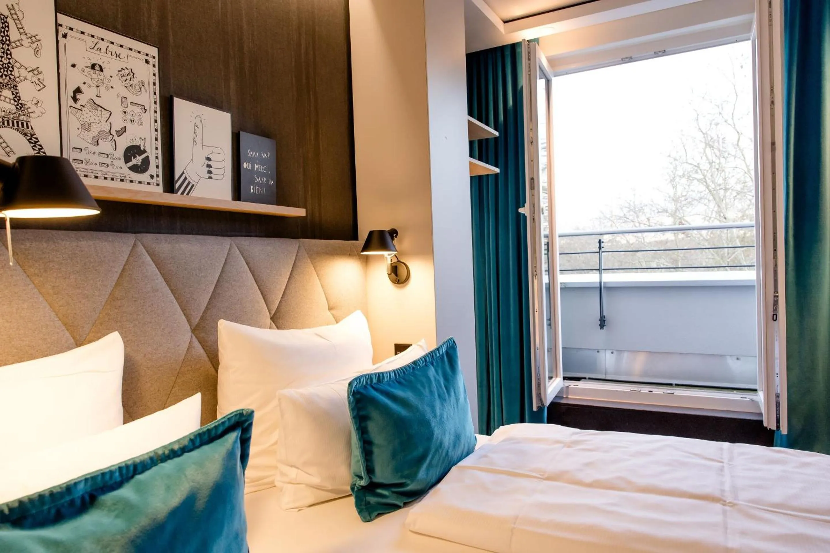 Photo of the whole room, Bed in Motel One Saarbrücken