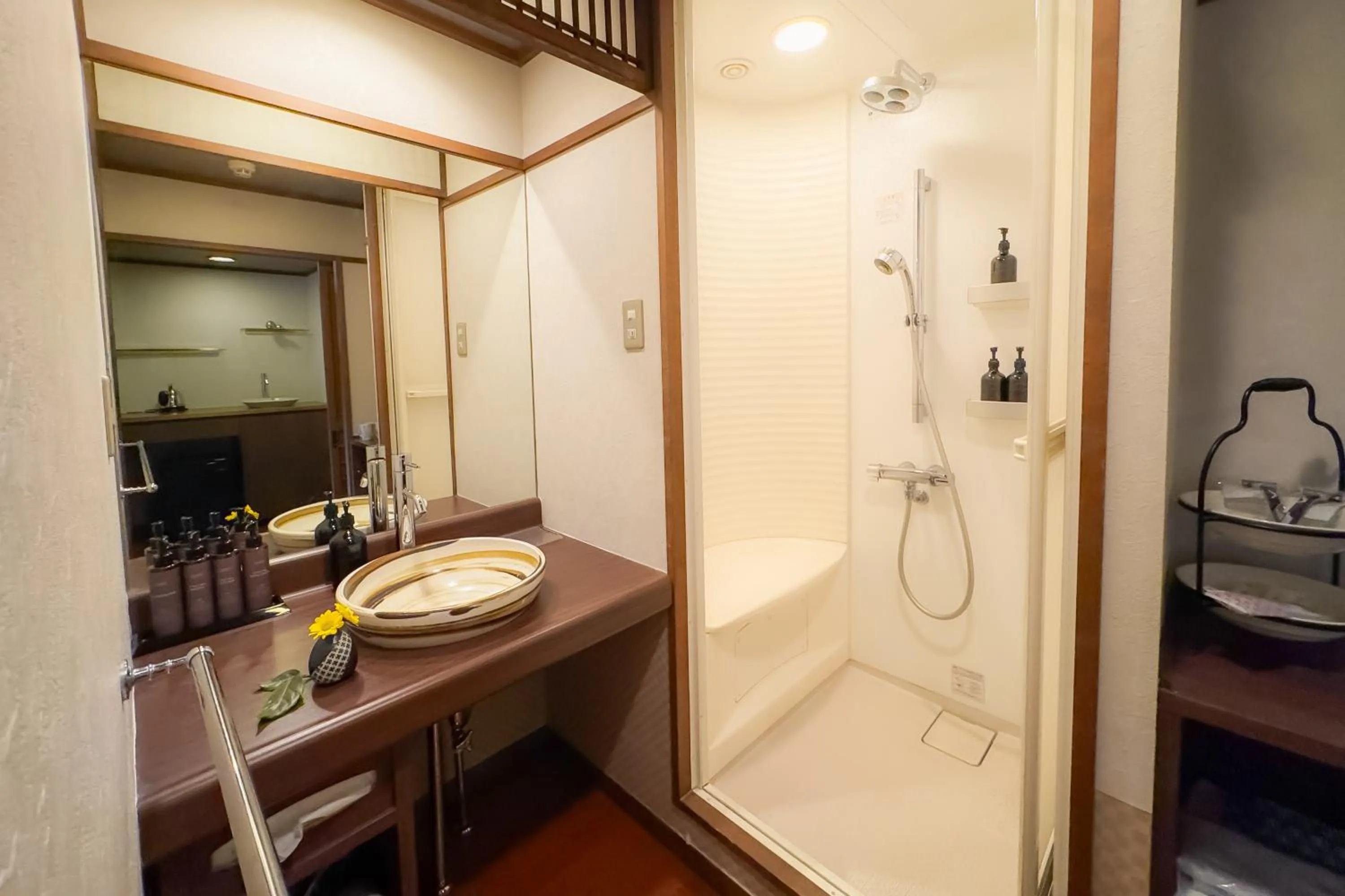 Shower in Aburaya Tousen