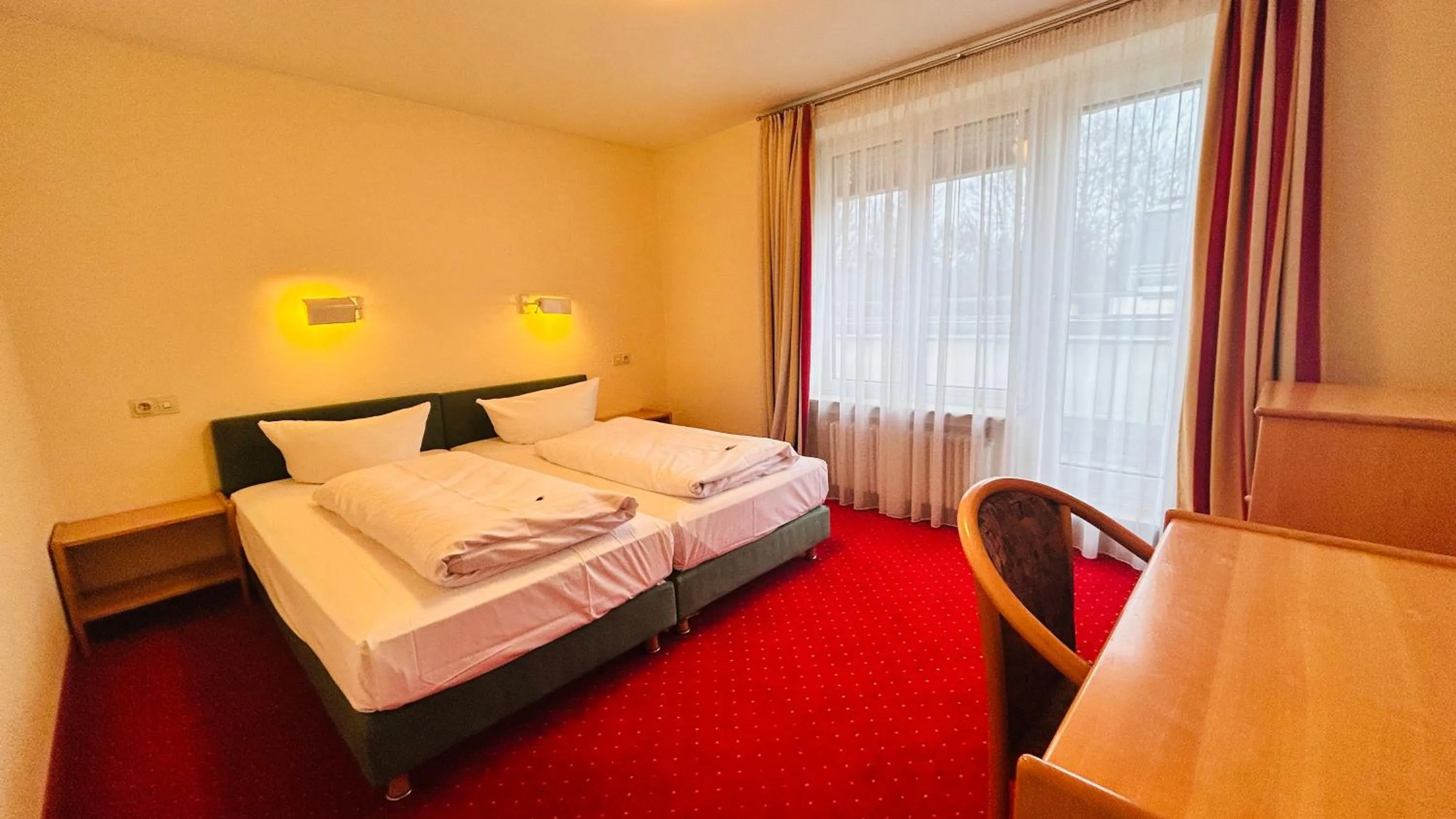 Bed in Hotel Biederstein am Englischen Garten