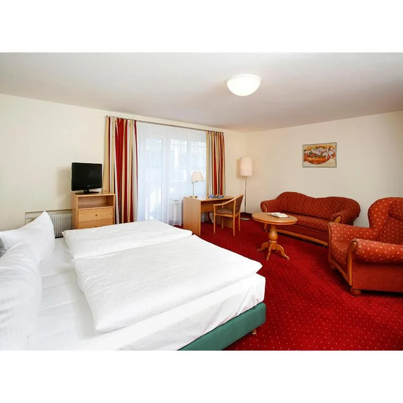 Photo of the whole room, Bed in Hotel Biederstein am Englischen Garten