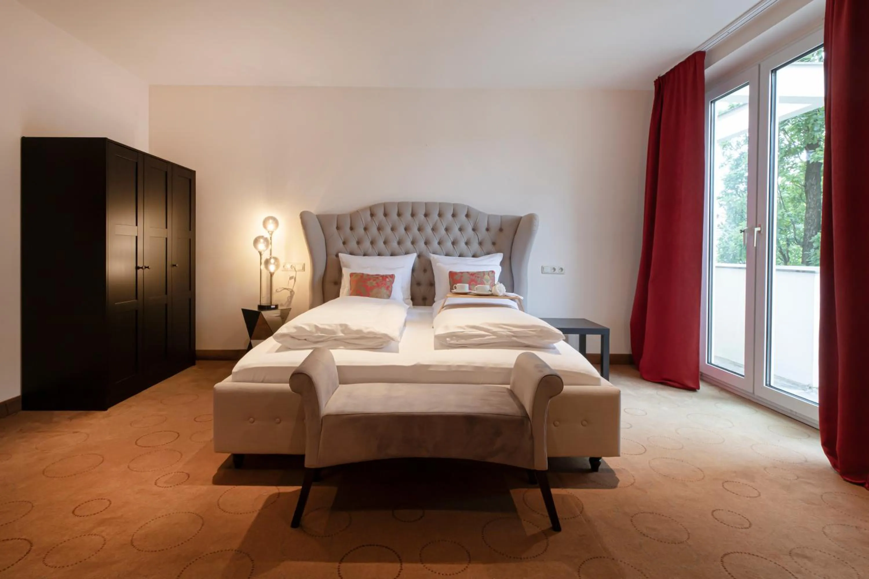 Bedroom, Bed in Hotel Biederstein am Englischen Garten