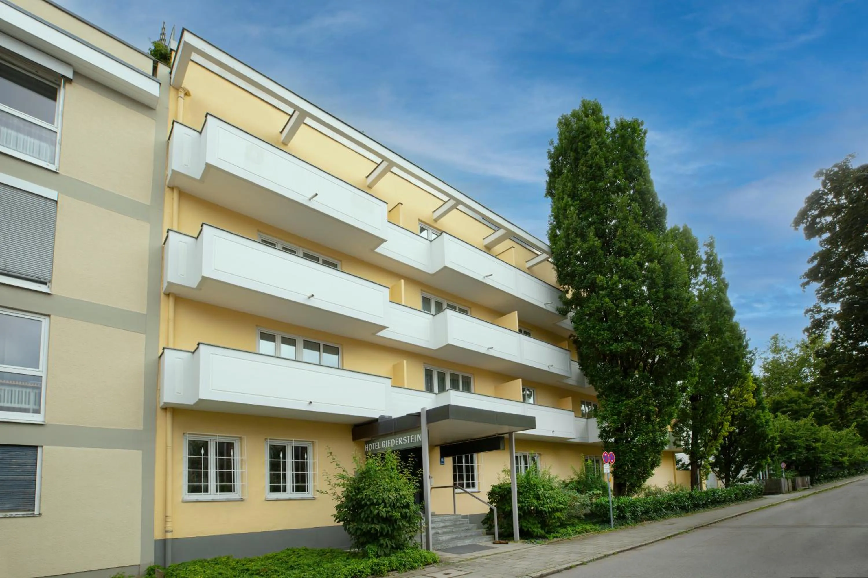 Property building in Hotel Biederstein am Englischen Garten
