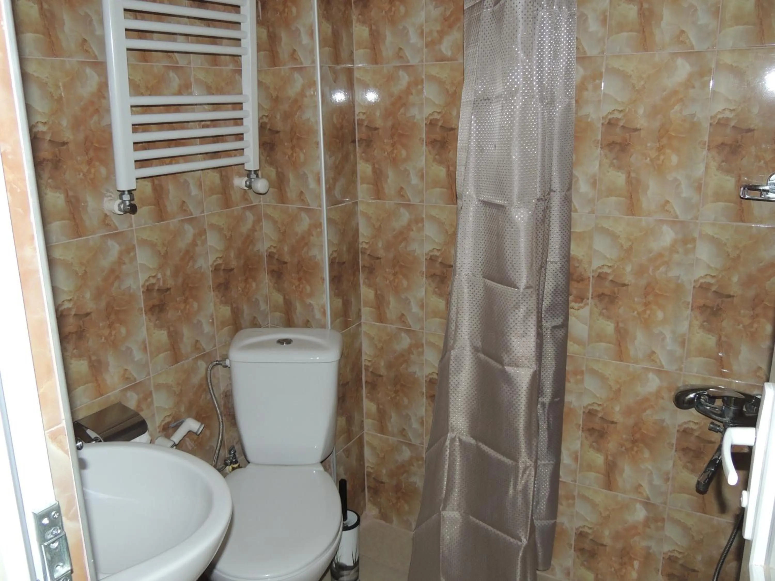 Bathroom in Hotel G & J