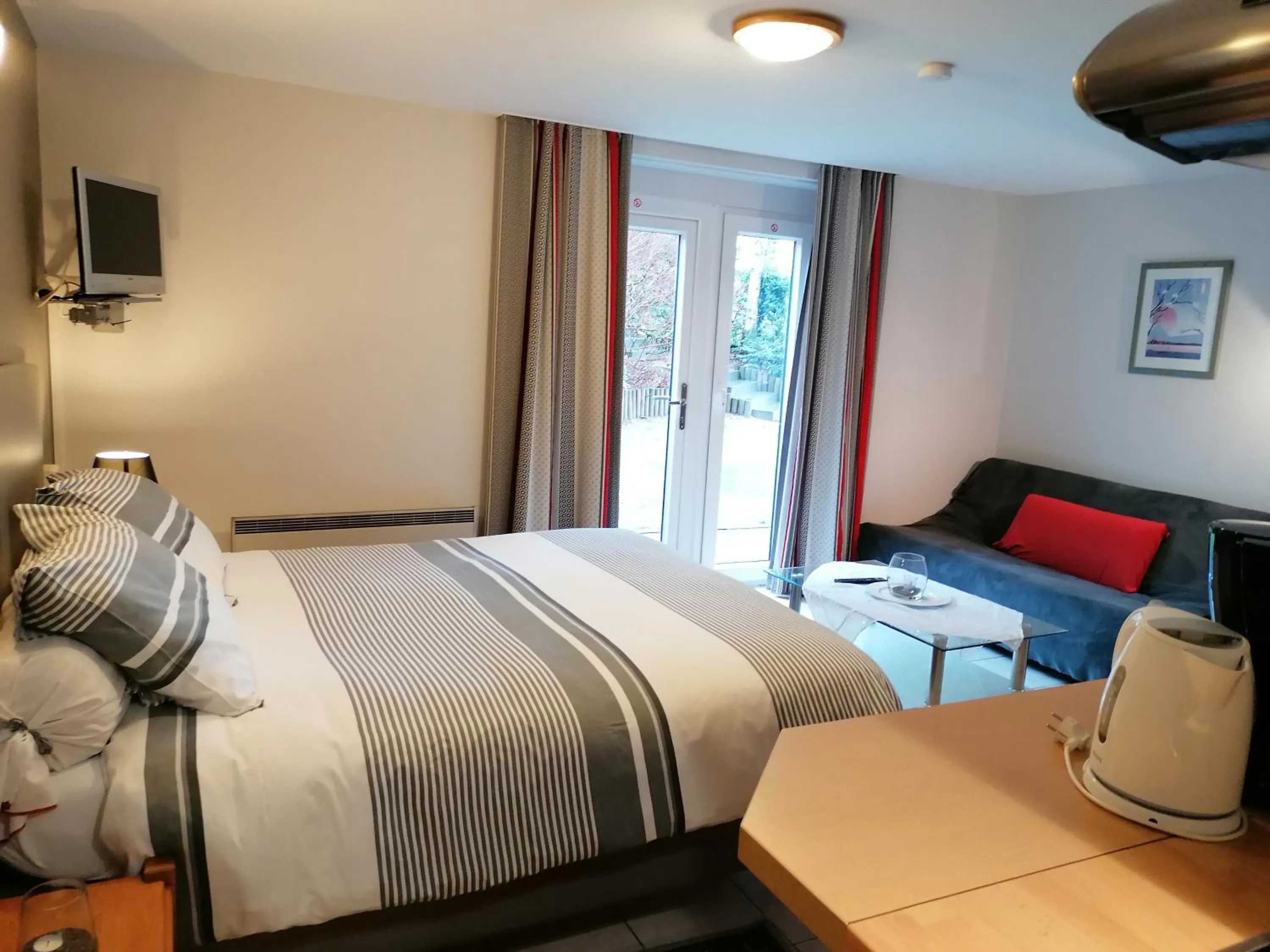 Photo of the whole room, Bed in L'Horizon Studios & Apparts