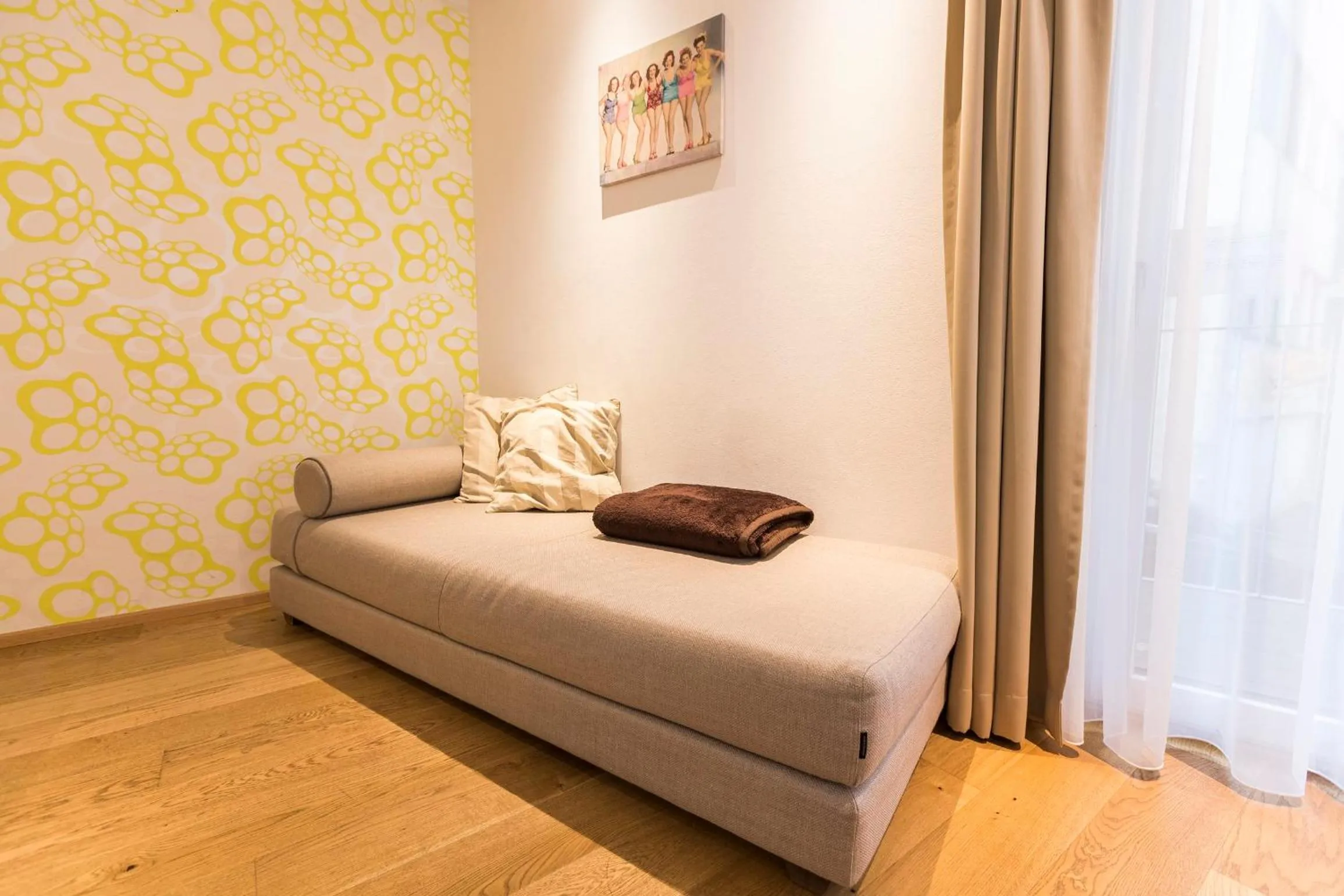 Living room, Bed in Room 4 & 5 Apartments