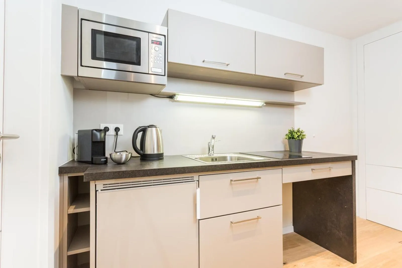 Coffee/tea facilities in Room 4 & 5 Apartments