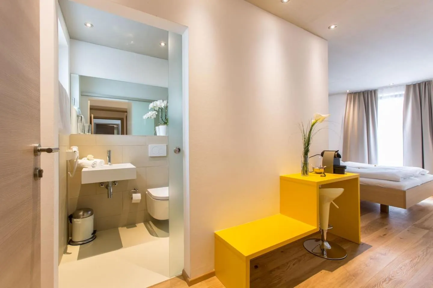 Double room with balcony on the ground floor in Room 4 & 5 Apartments