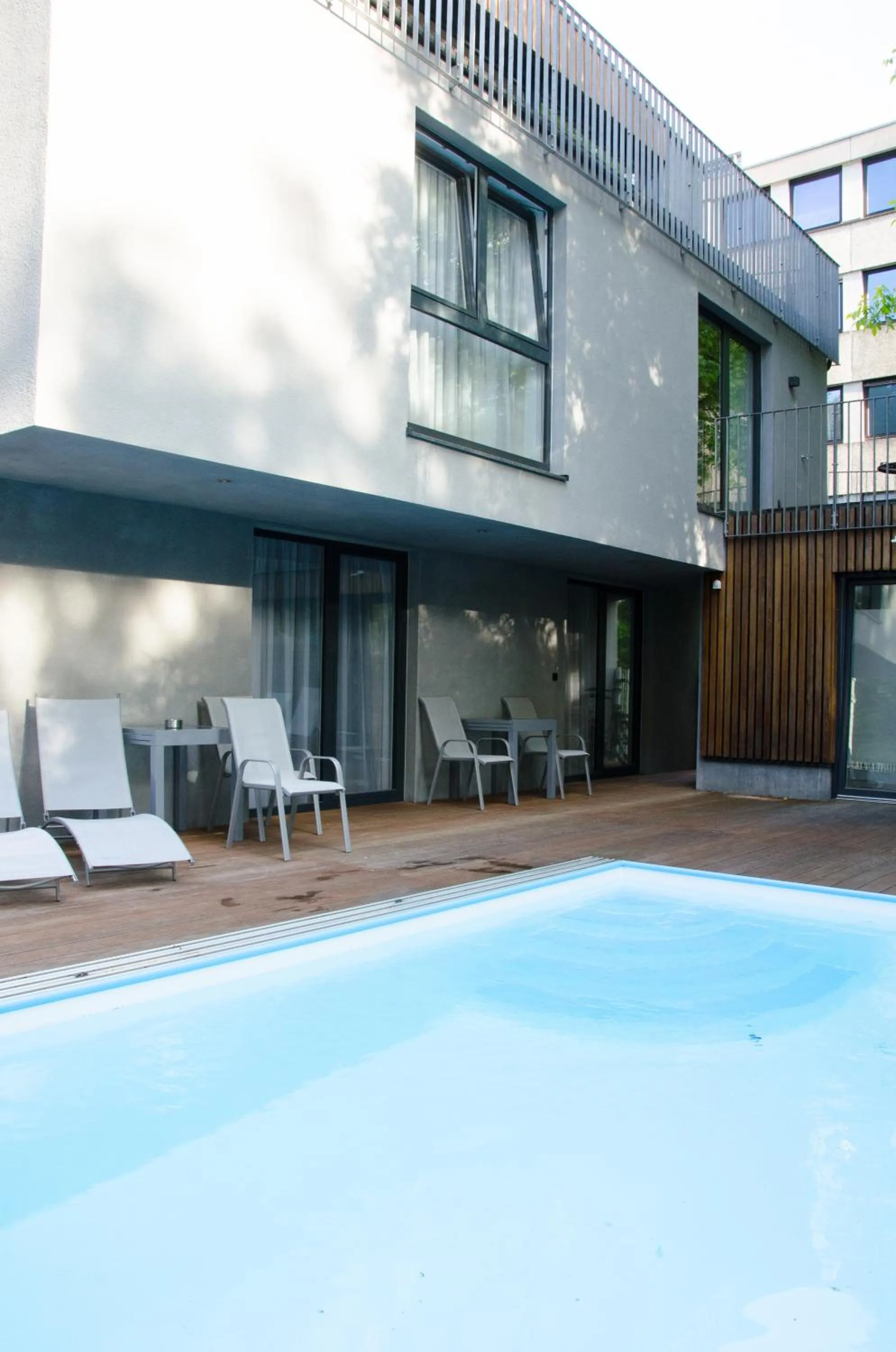 Swimming pool in Room 4 & 5 Apartments