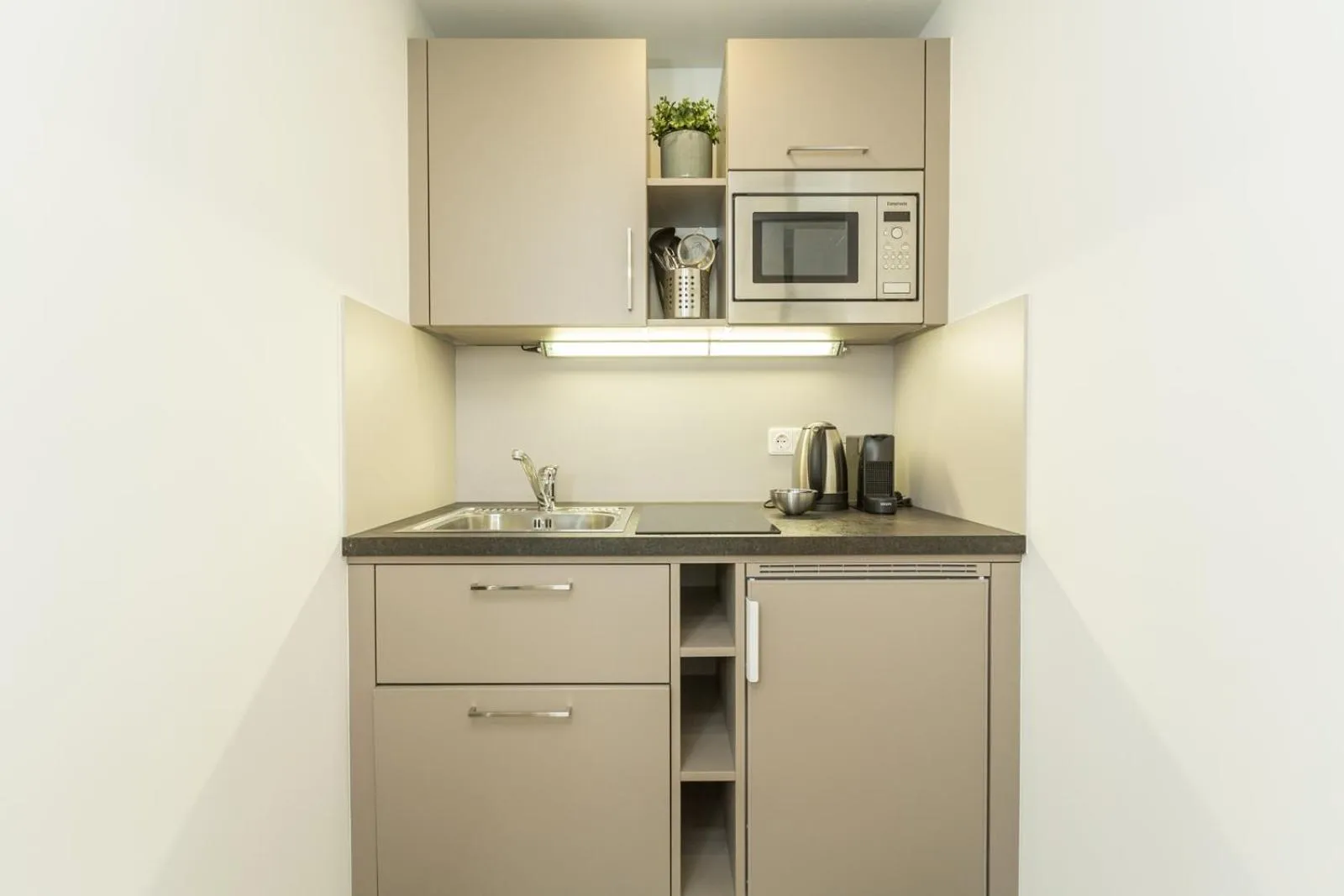 Coffee/tea facilities in Room 4 & 5 Apartments