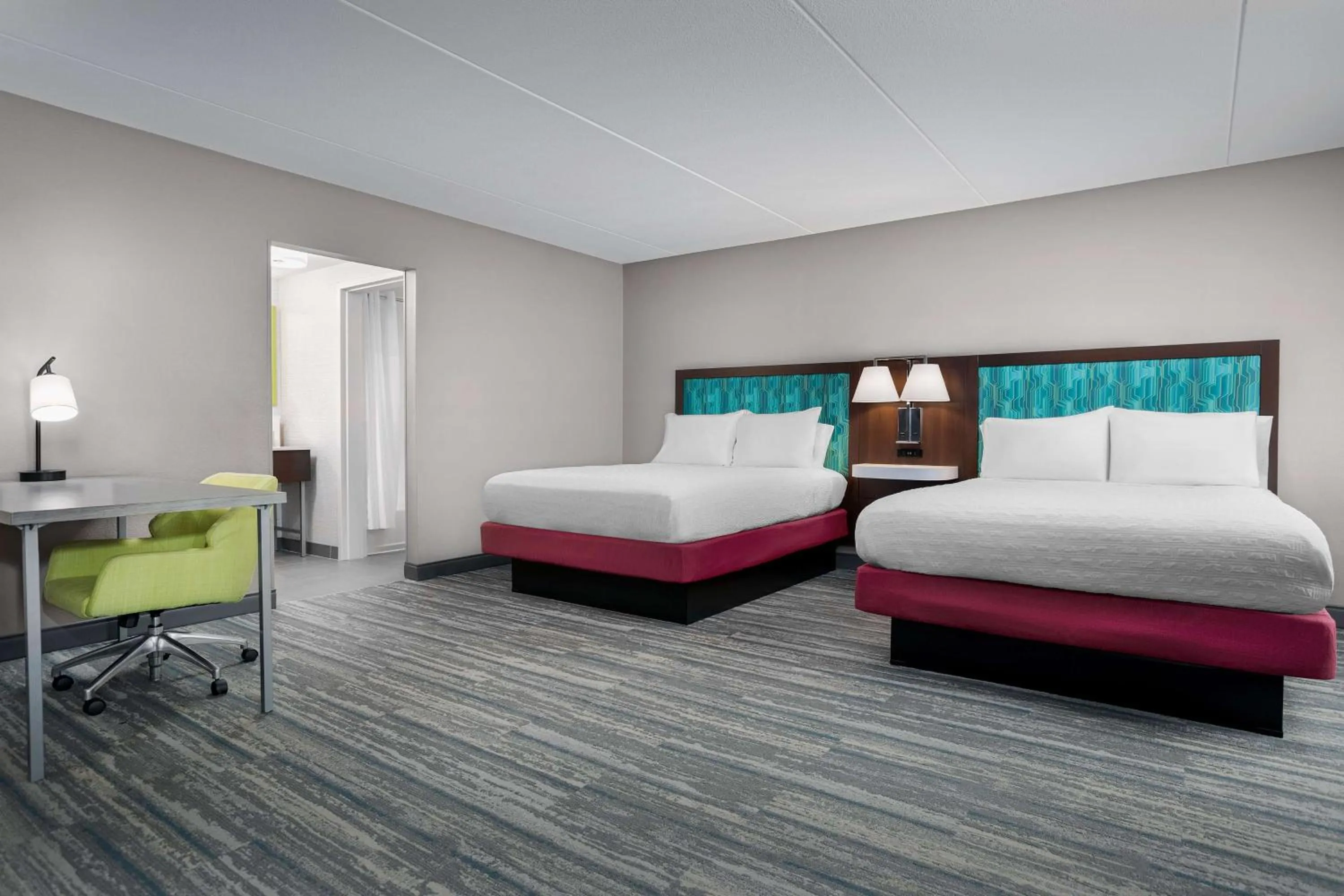 Bed in Hampton Inn & Suites Atlanta-Six Flags