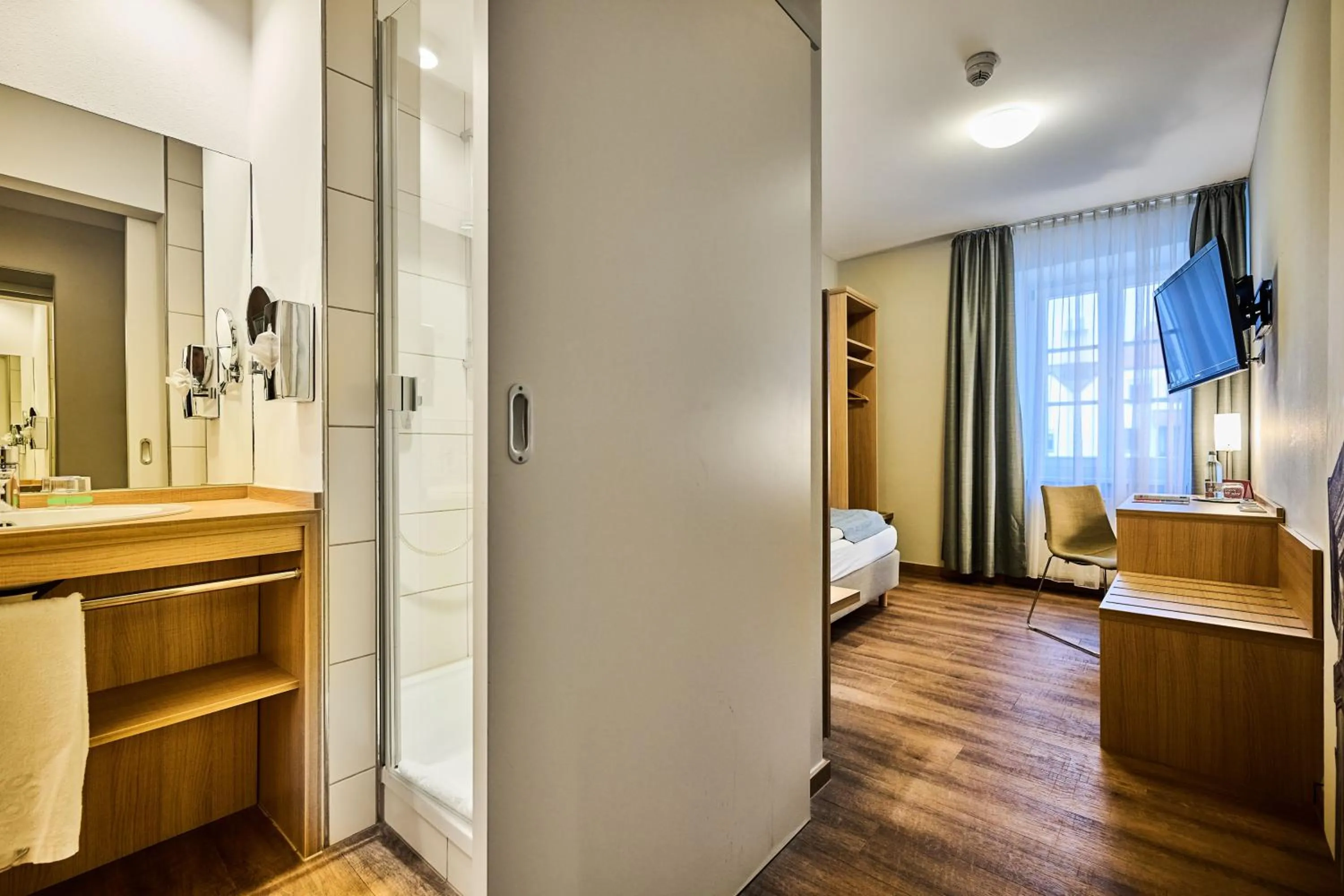 Bathroom, Bed in Hotel & Gasthaus DAS RÖHRL Straubing