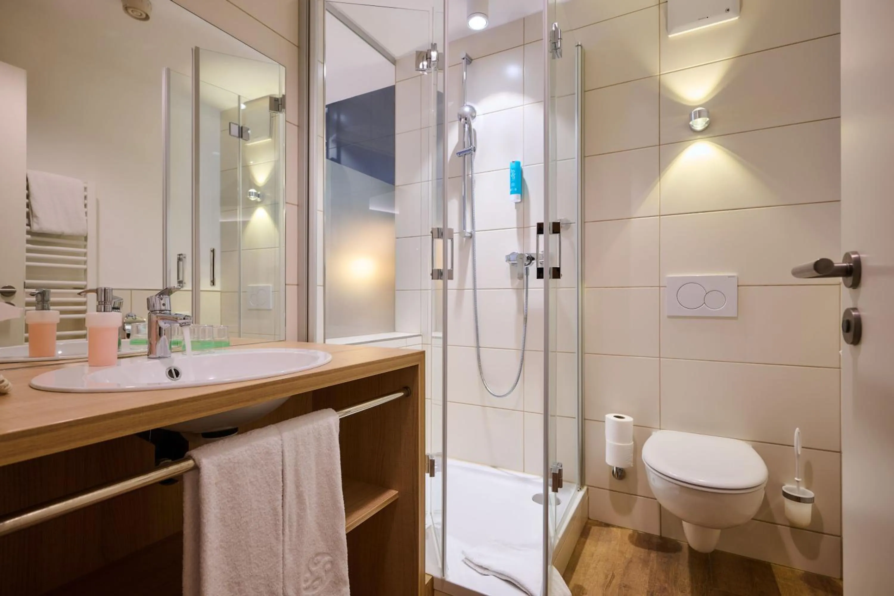 Shower in Hotel & Gasthaus DAS RÖHRL Straubing