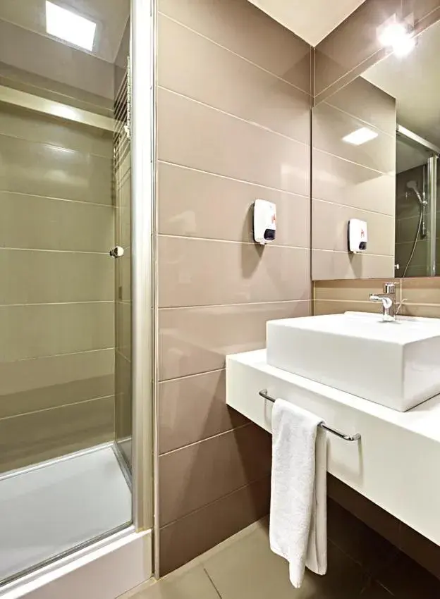 Shower, Bathroom in The New Hotel Zeybek