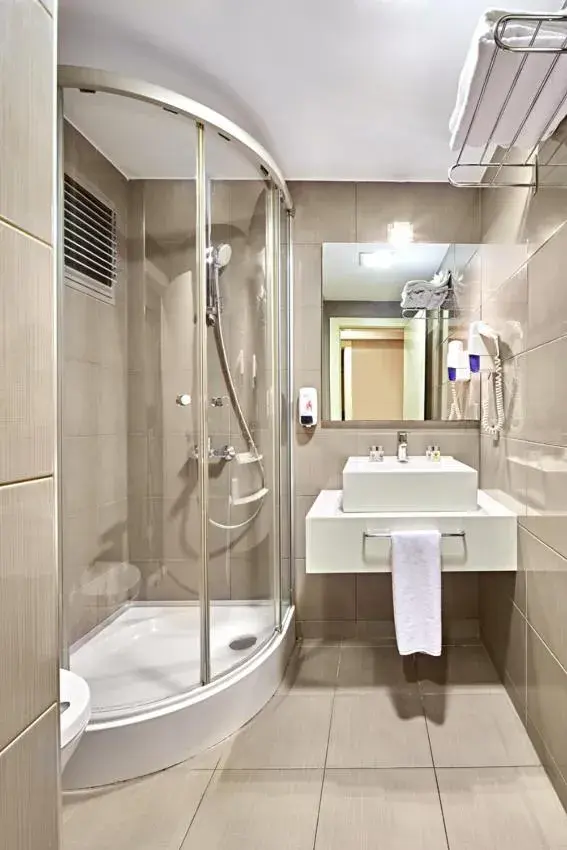 Shower, Bathroom in The New Hotel Zeybek