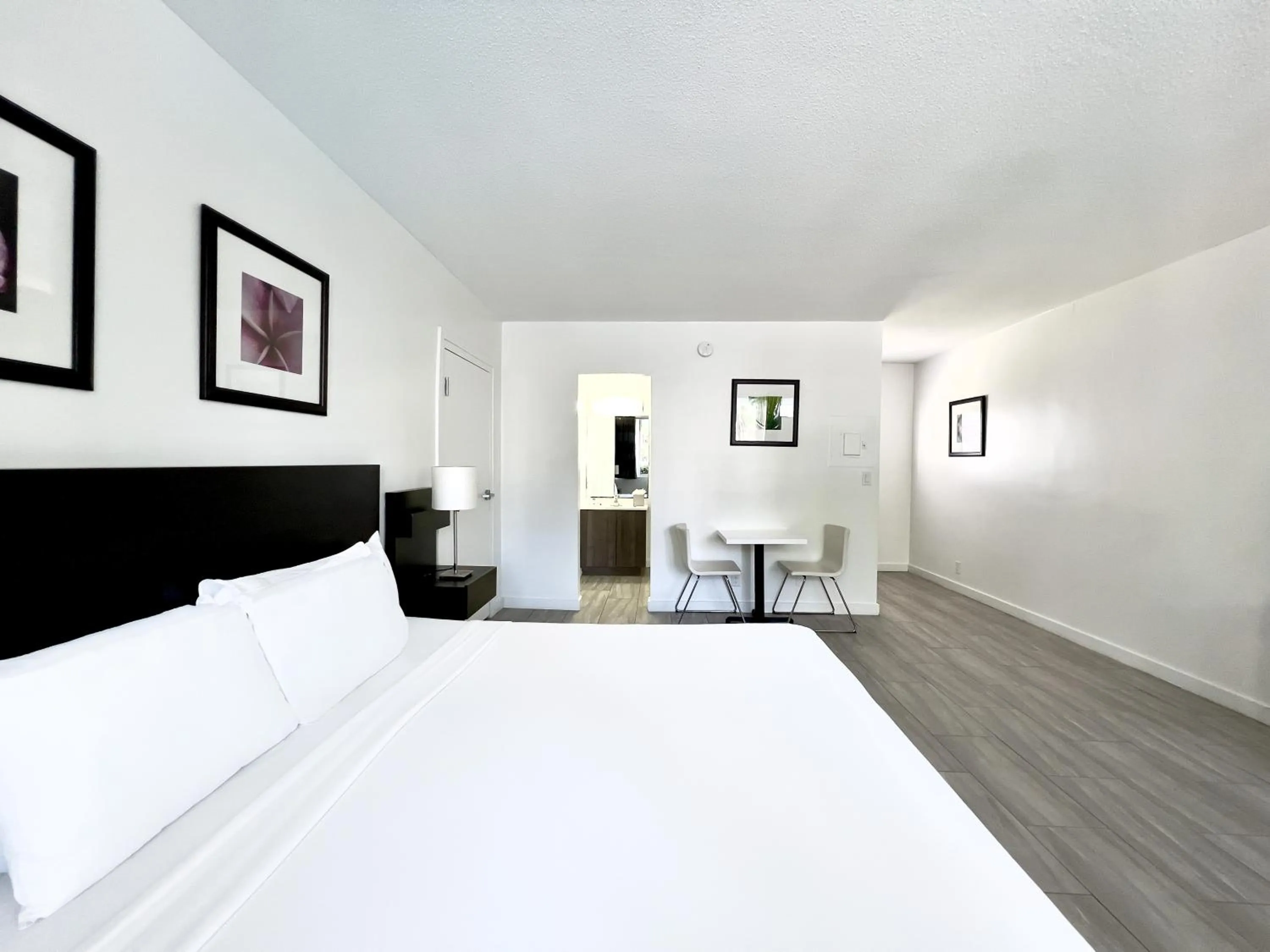 Photo of the whole room, Bed in Beach Gardens