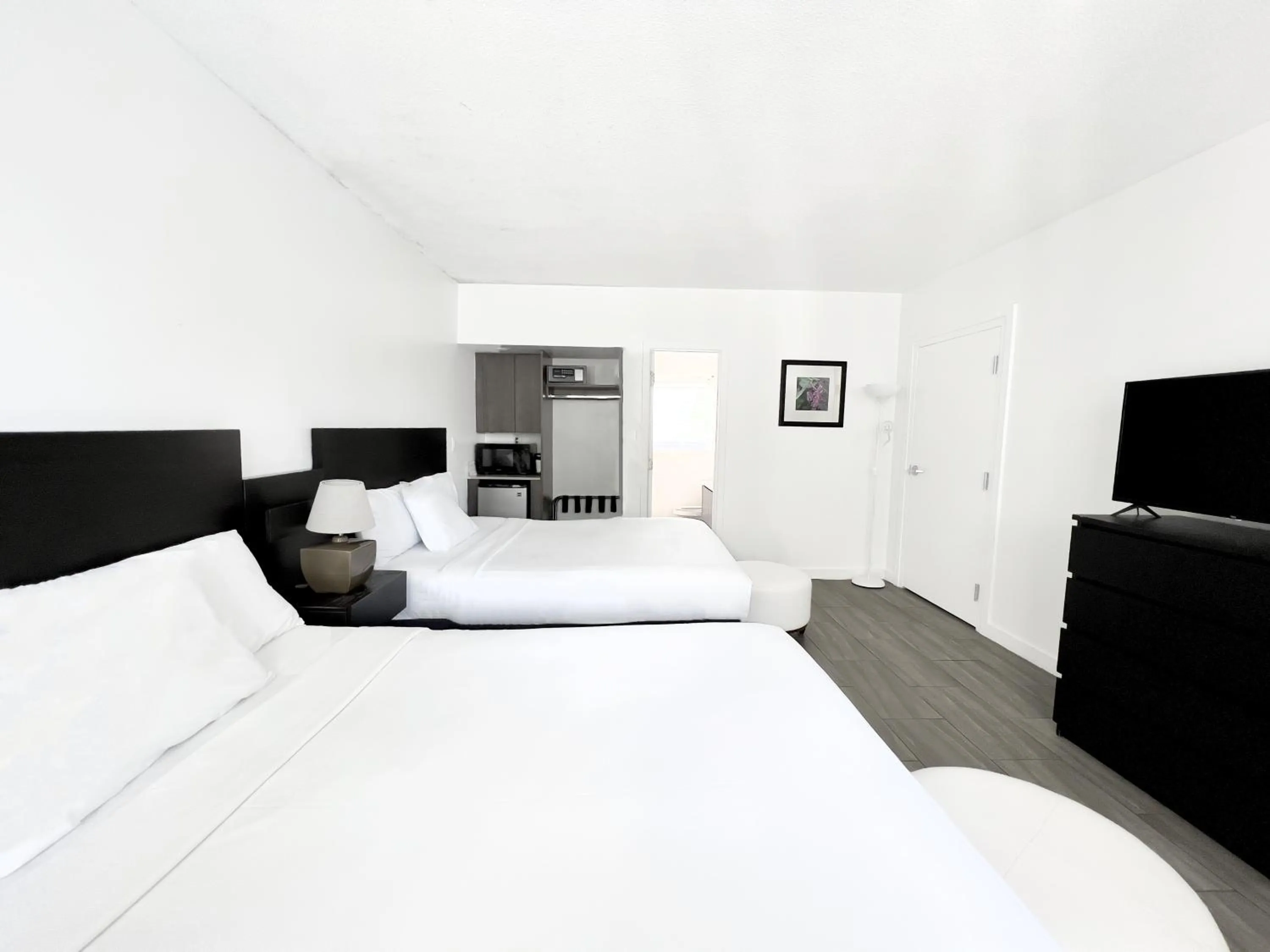 Photo of the whole room, Bed in Beach Gardens