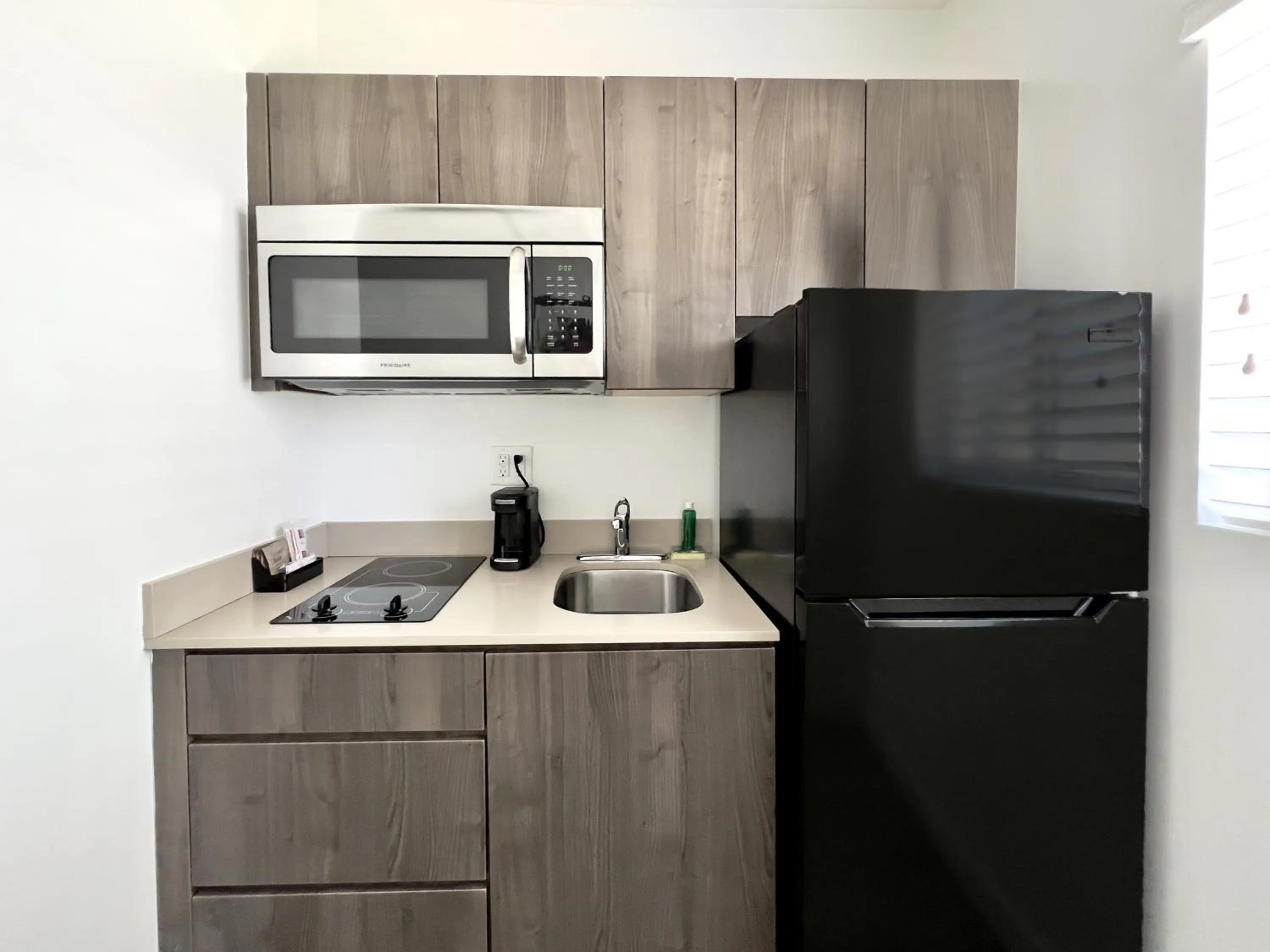 Kitchen or kitchenette in Beach Gardens