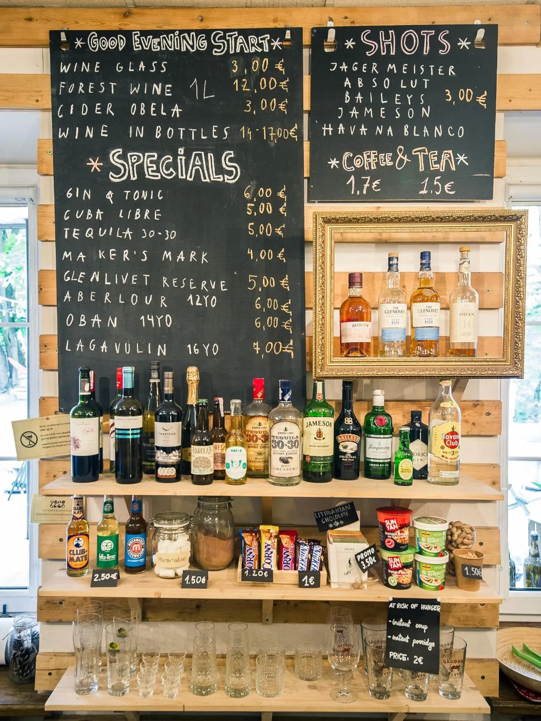 Lounge or bar in Downtown Forest Hostel & Camping Lounge or bar in Downtown Forest Hostel & Camping