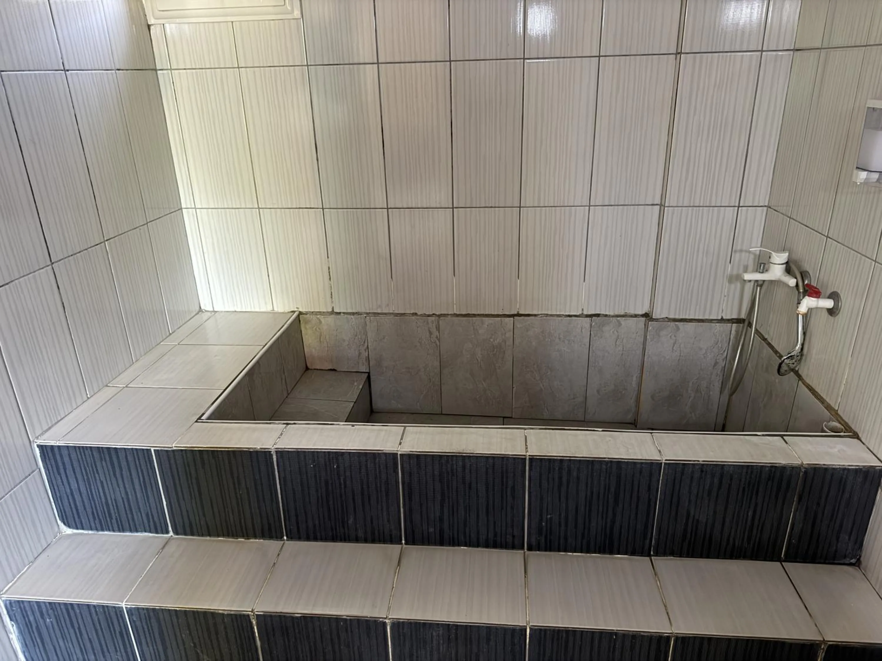 Hot Spring Bath in Reis Thermal Otel