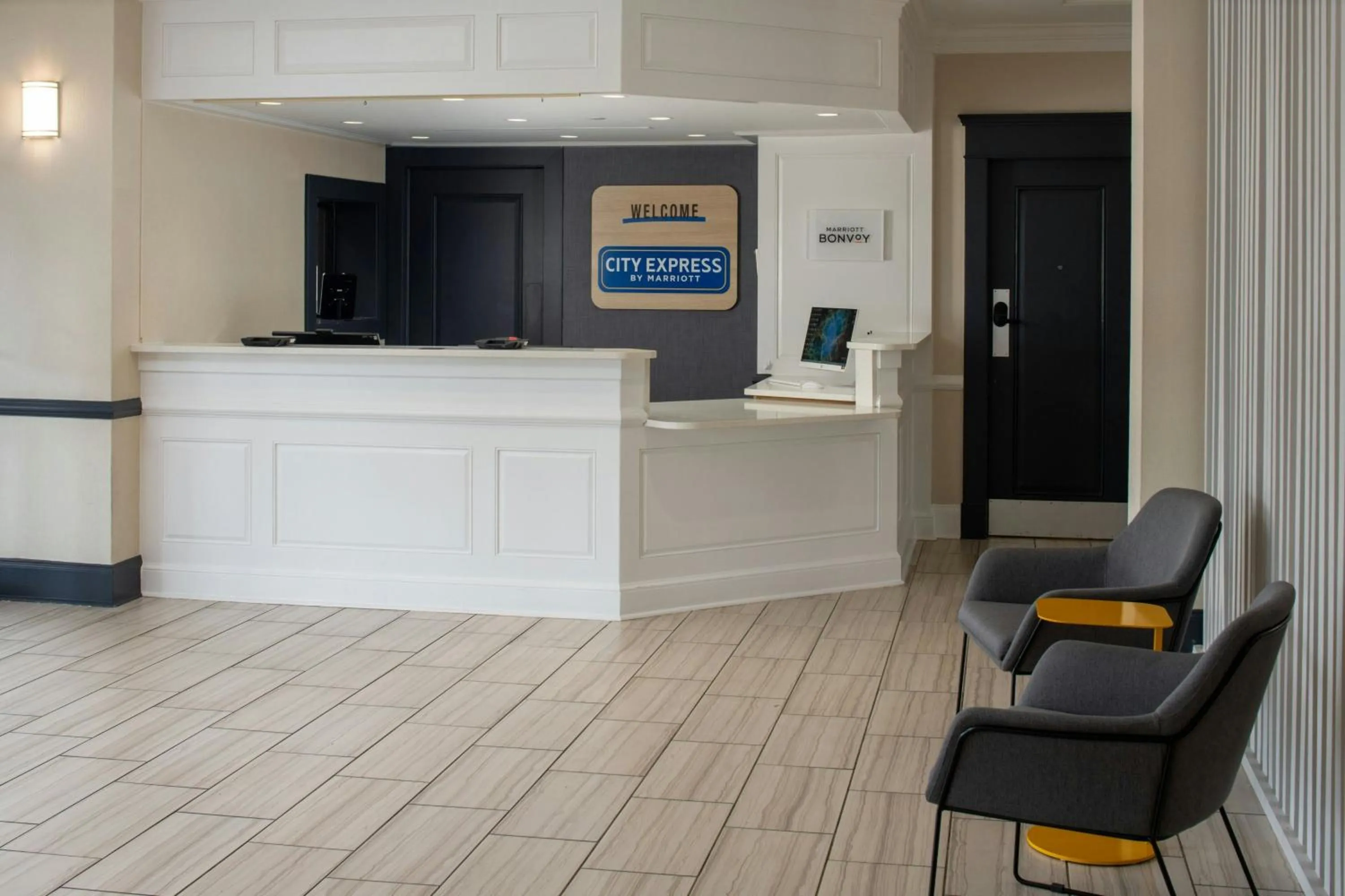Lobby or reception in City Express by Marriott New Orleans 1-10