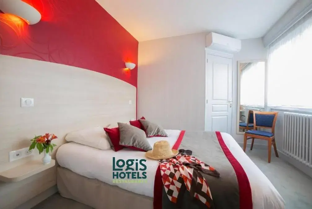 Bed in Logis Hôtel Auberge de la Rose Bed in Logis Hôtel Auberge de la Rose