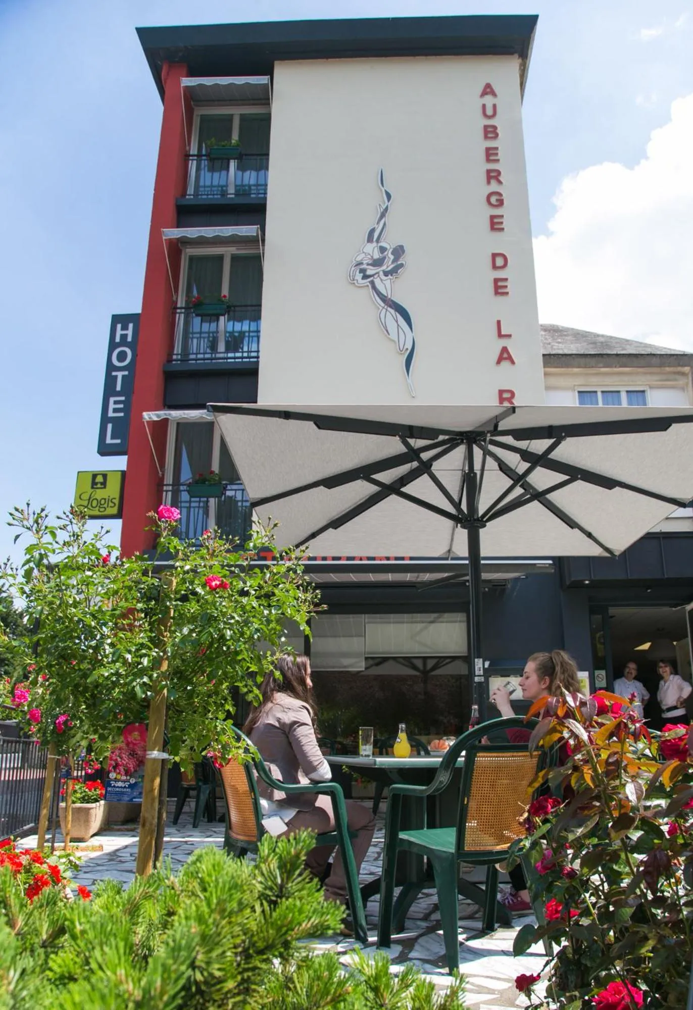 Patio in Logis Hôtel Auberge de la Rose