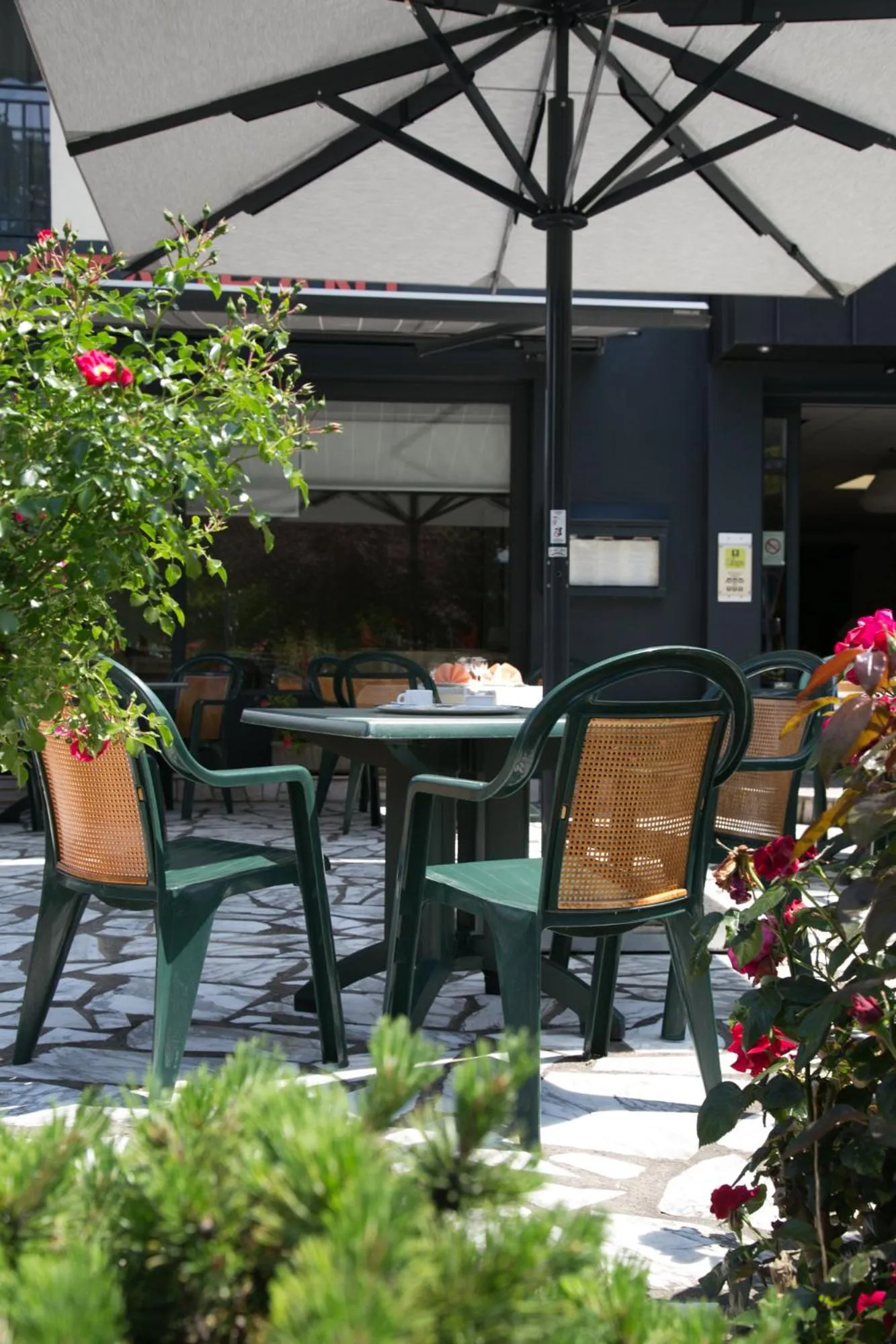 Patio in Logis Hôtel Auberge de la Rose