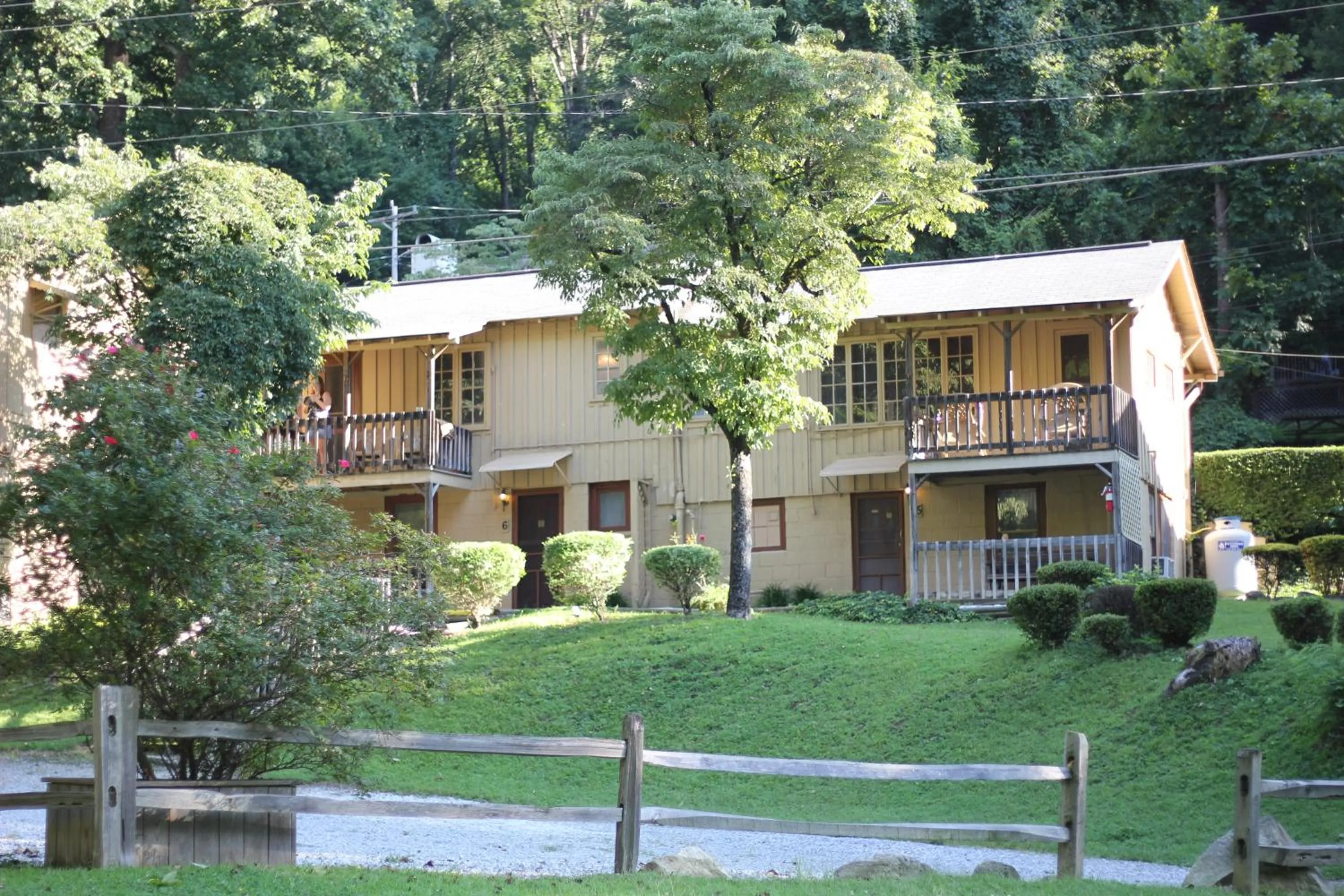 The Evening Shade River Lodge and Cabins
