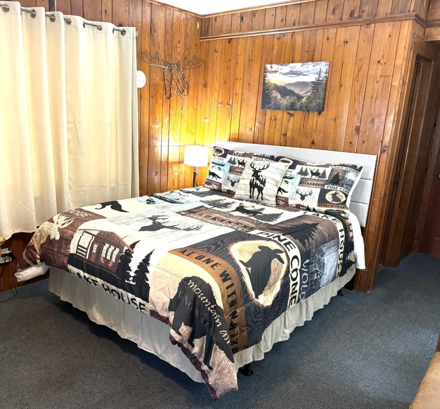 Bed in The Evening Shade River Lodge and Cabins