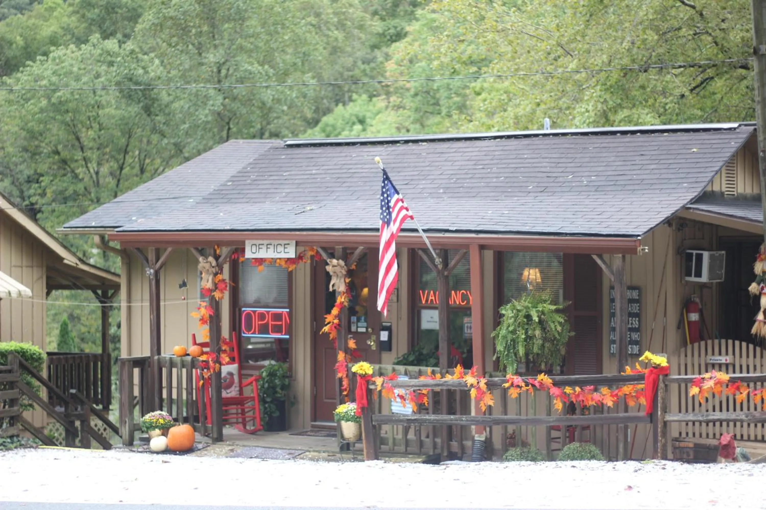 The Evening Shade River Lodge and Cabins