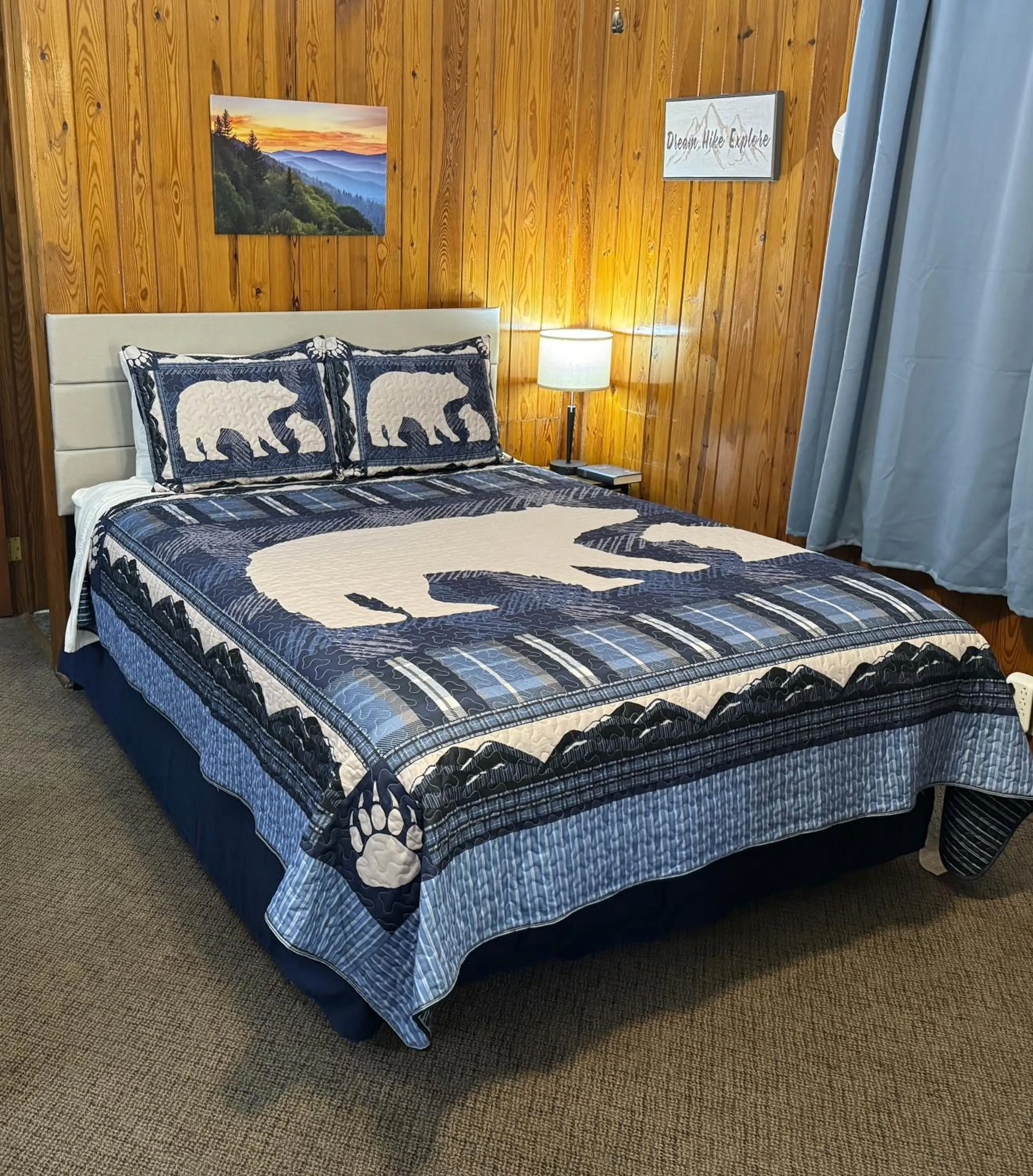 Bed in The Evening Shade River Lodge and Cabins