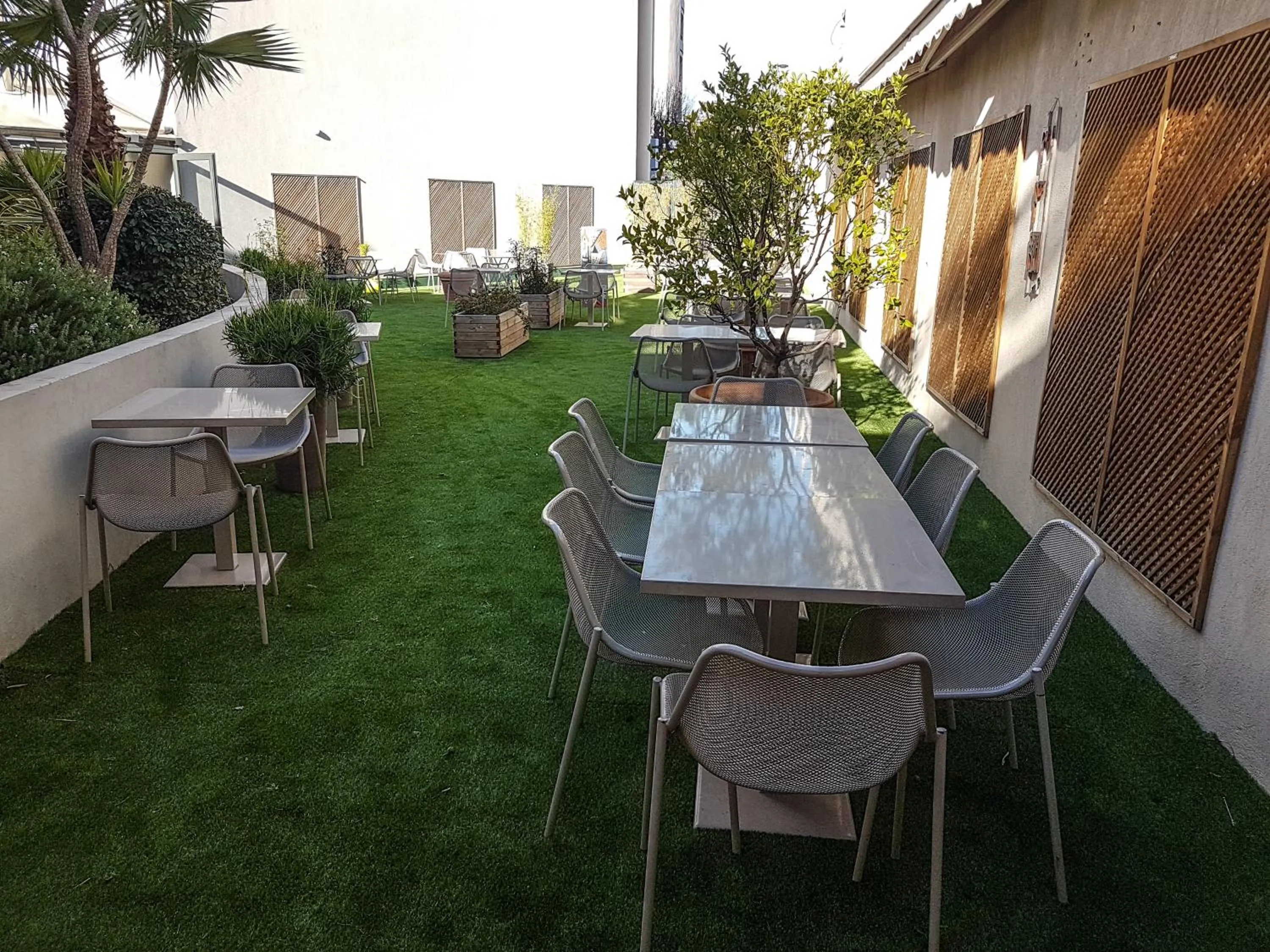 Restaurant/places to eat in Esatitude Hotel