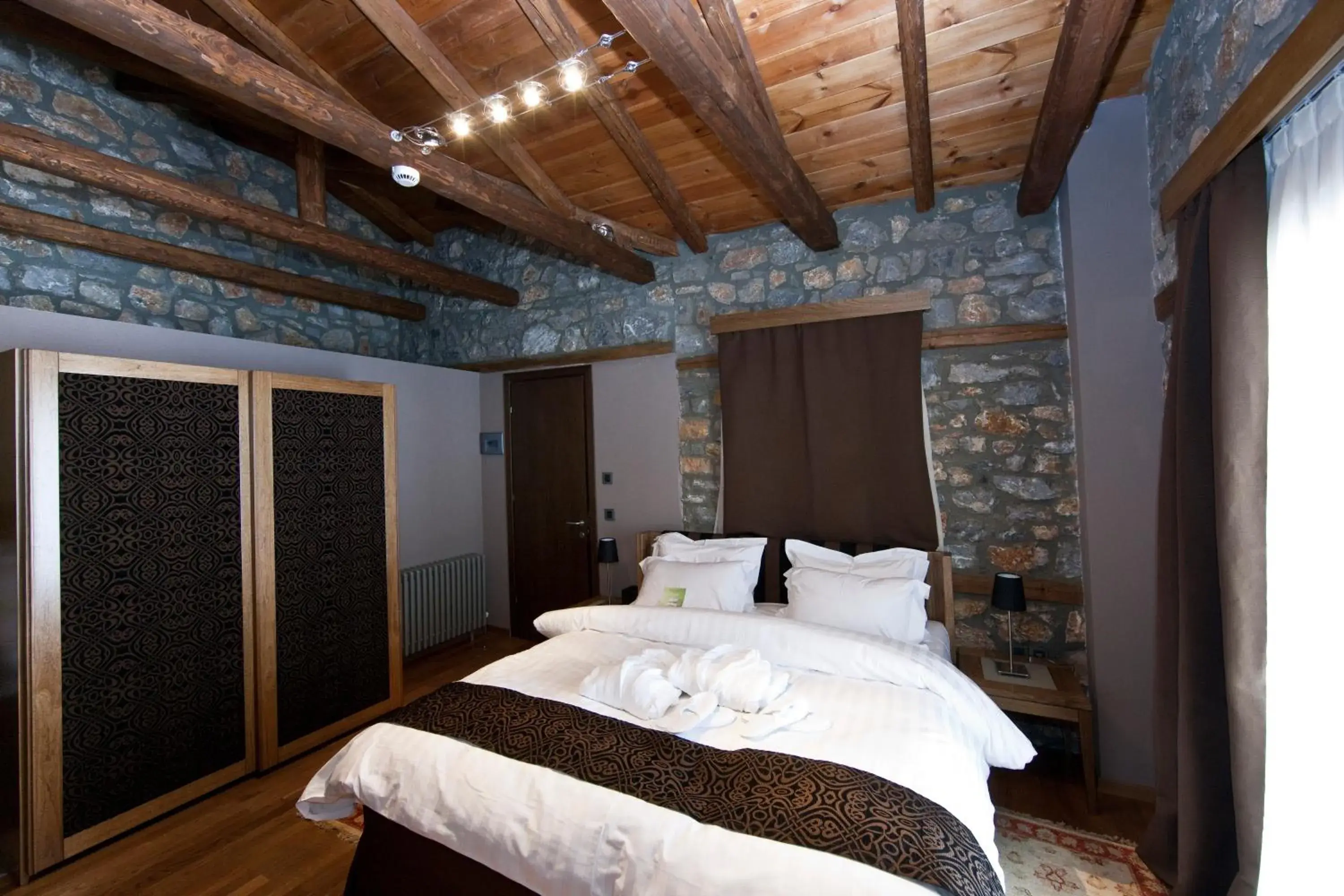 Bed in Miramonte Chalet Hotel Spa Bed in Miramonte Chalet Hotel Spa