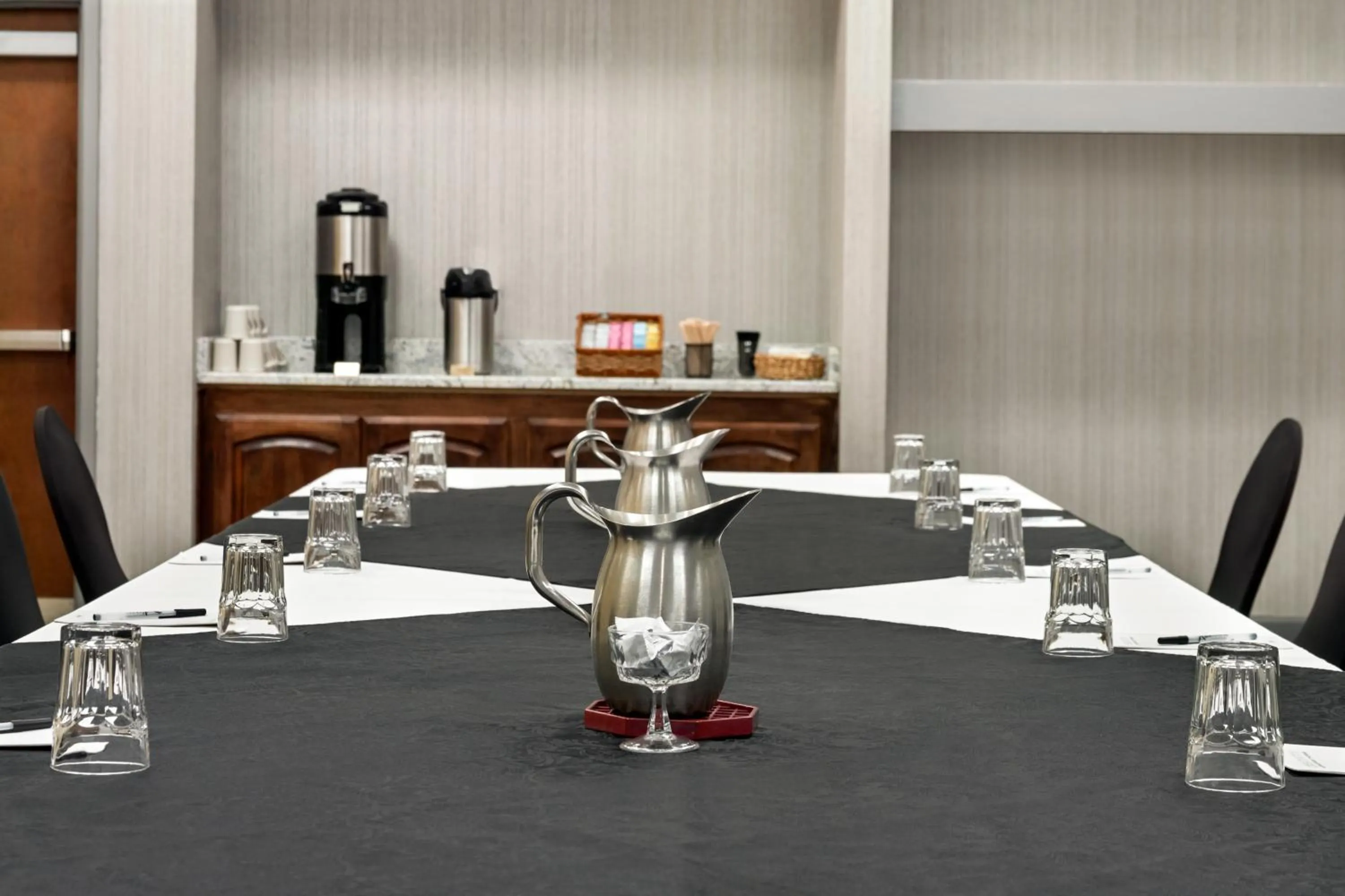 Coffee/tea facilities in Radisson Hotel Fort Worth North-Fossil Creek