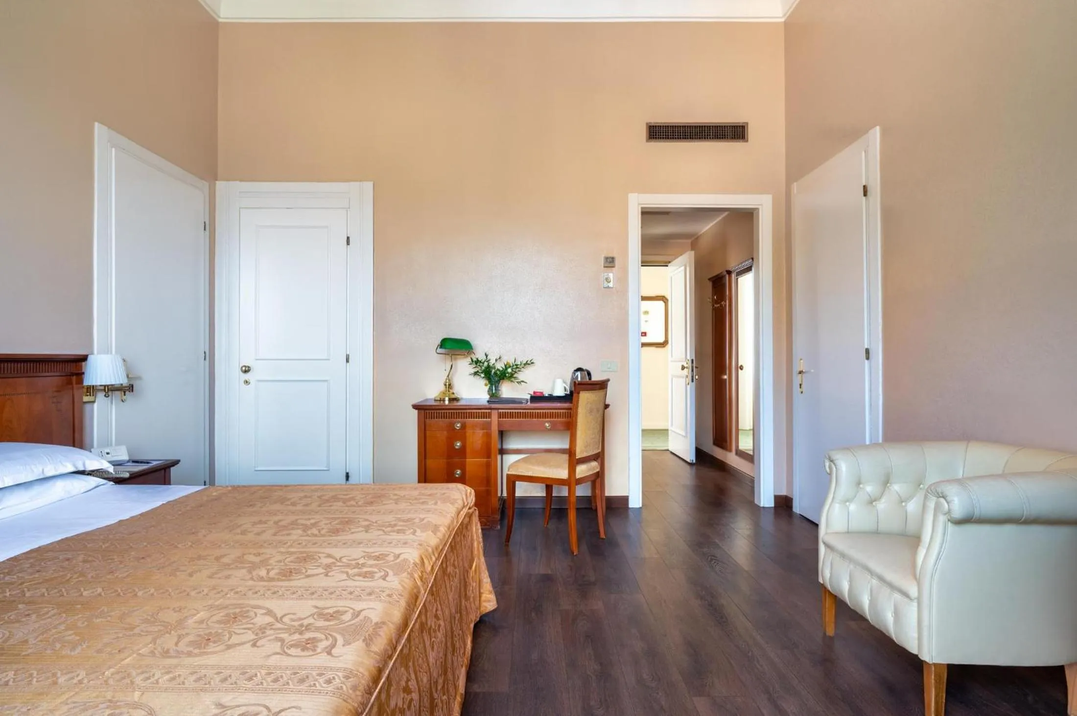 Bedroom, Bed in Excelsior Palace Hotel