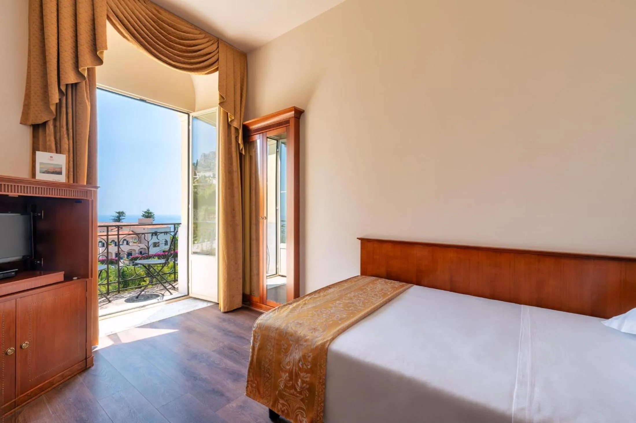 Bed in Excelsior Palace Hotel