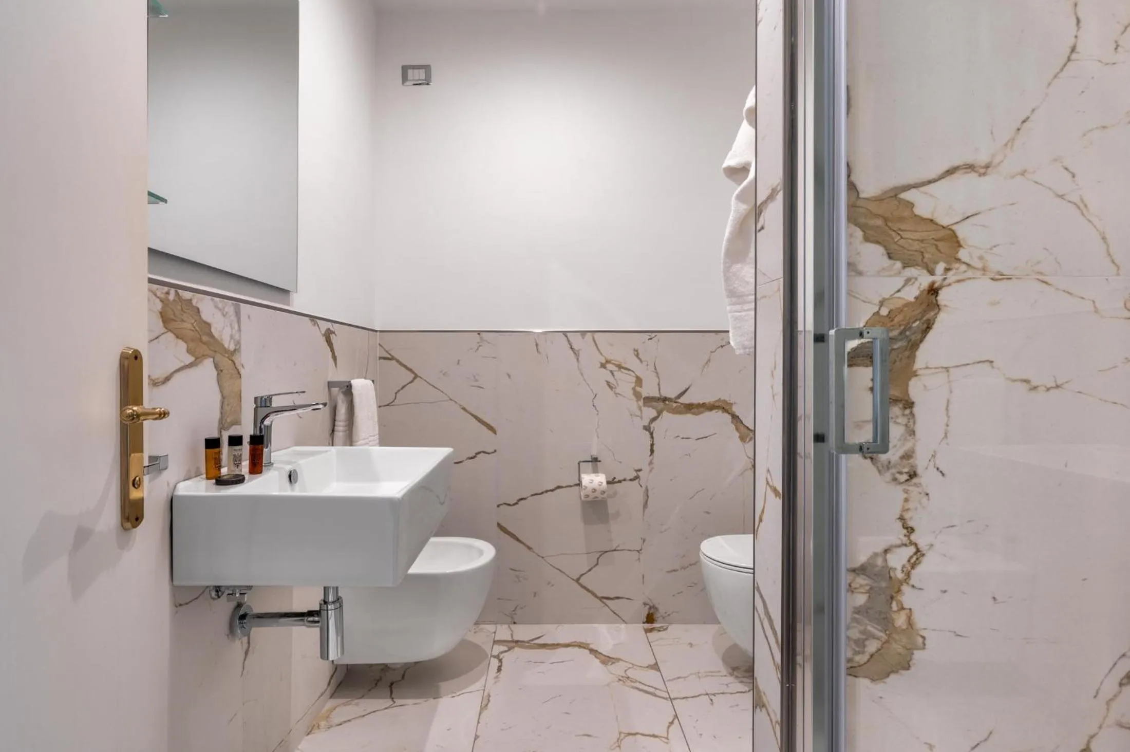 Shower in Excelsior Palace Hotel