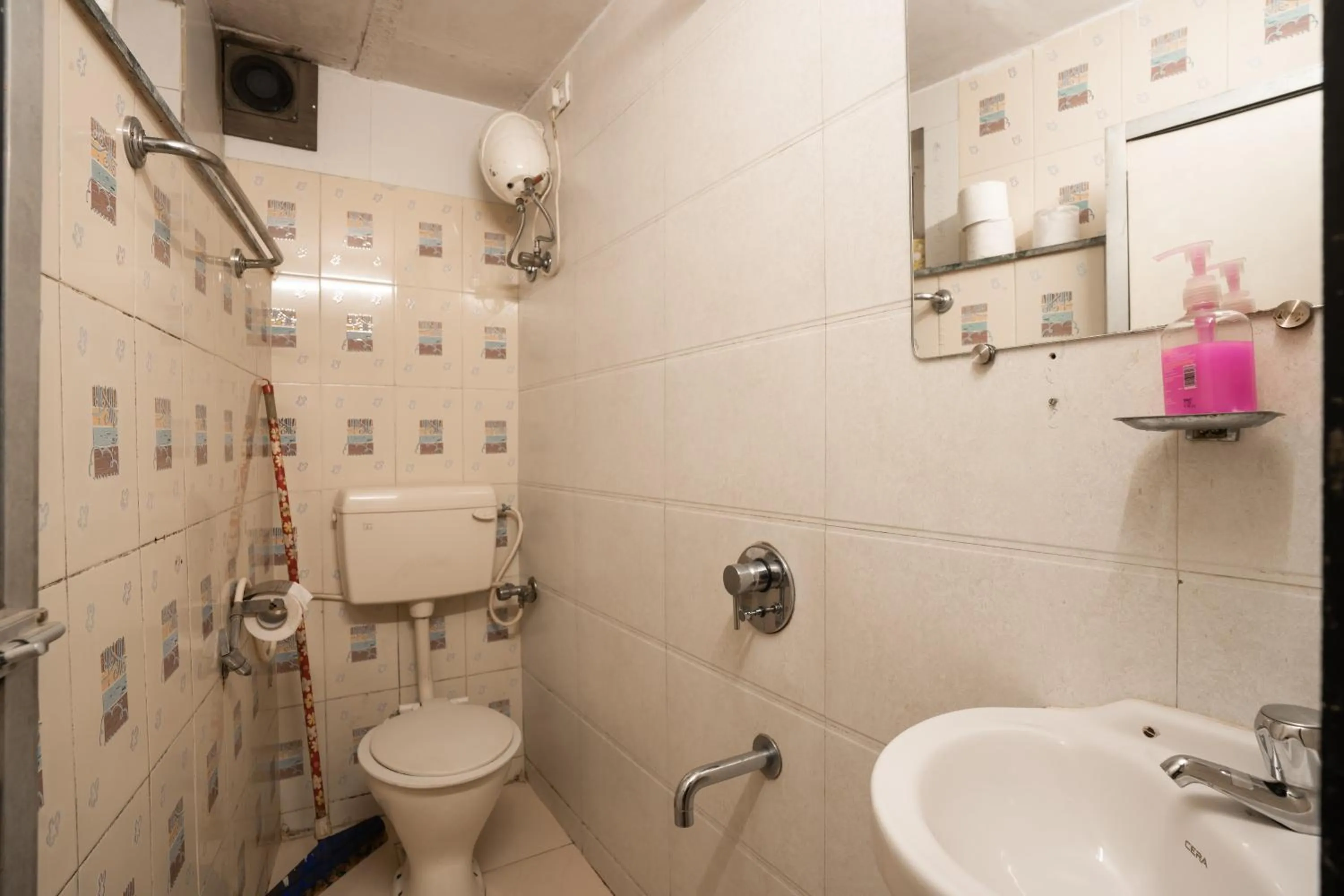 Shower in Zostel Mumbai