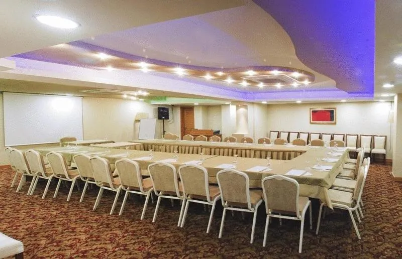 Area and facilities in Emir Royal Hotel