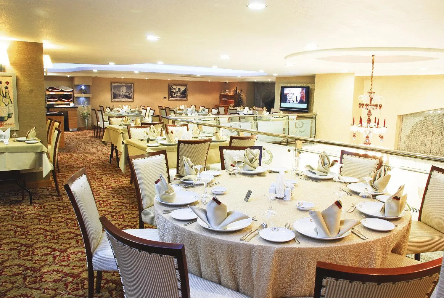 Restaurant/places to eat in Emir Royal Hotel