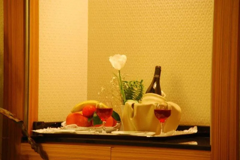 Restaurant/places to eat in Emir Royal Hotel