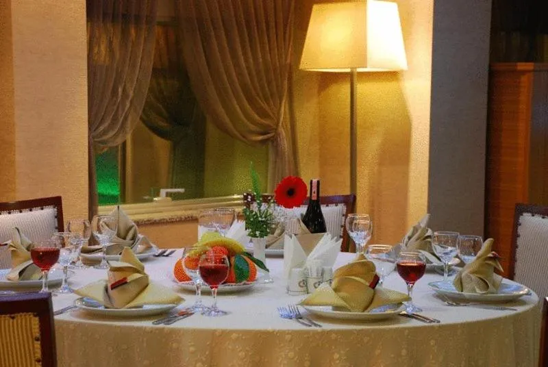 Restaurant/places to eat in Emir Royal Hotel