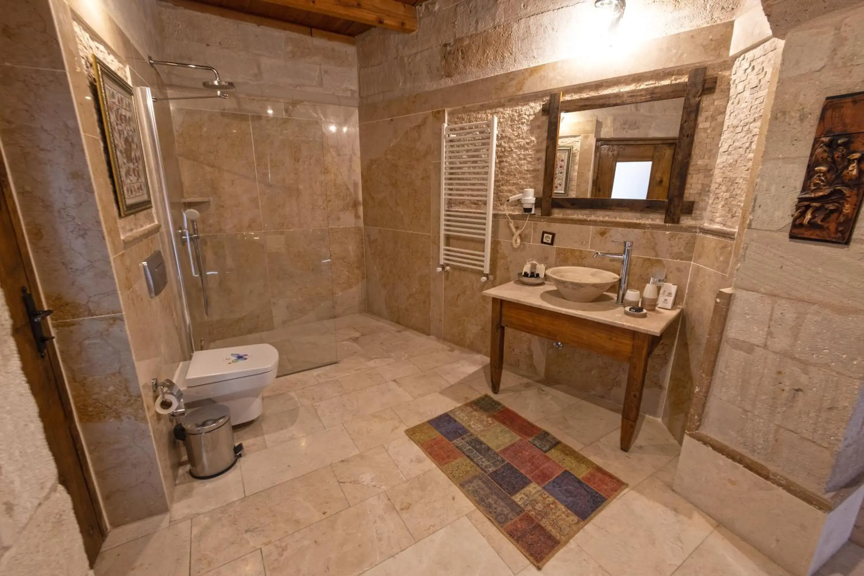 Bathroom in Sultan Cave Suites Bathroom in Sultan Cave Suites