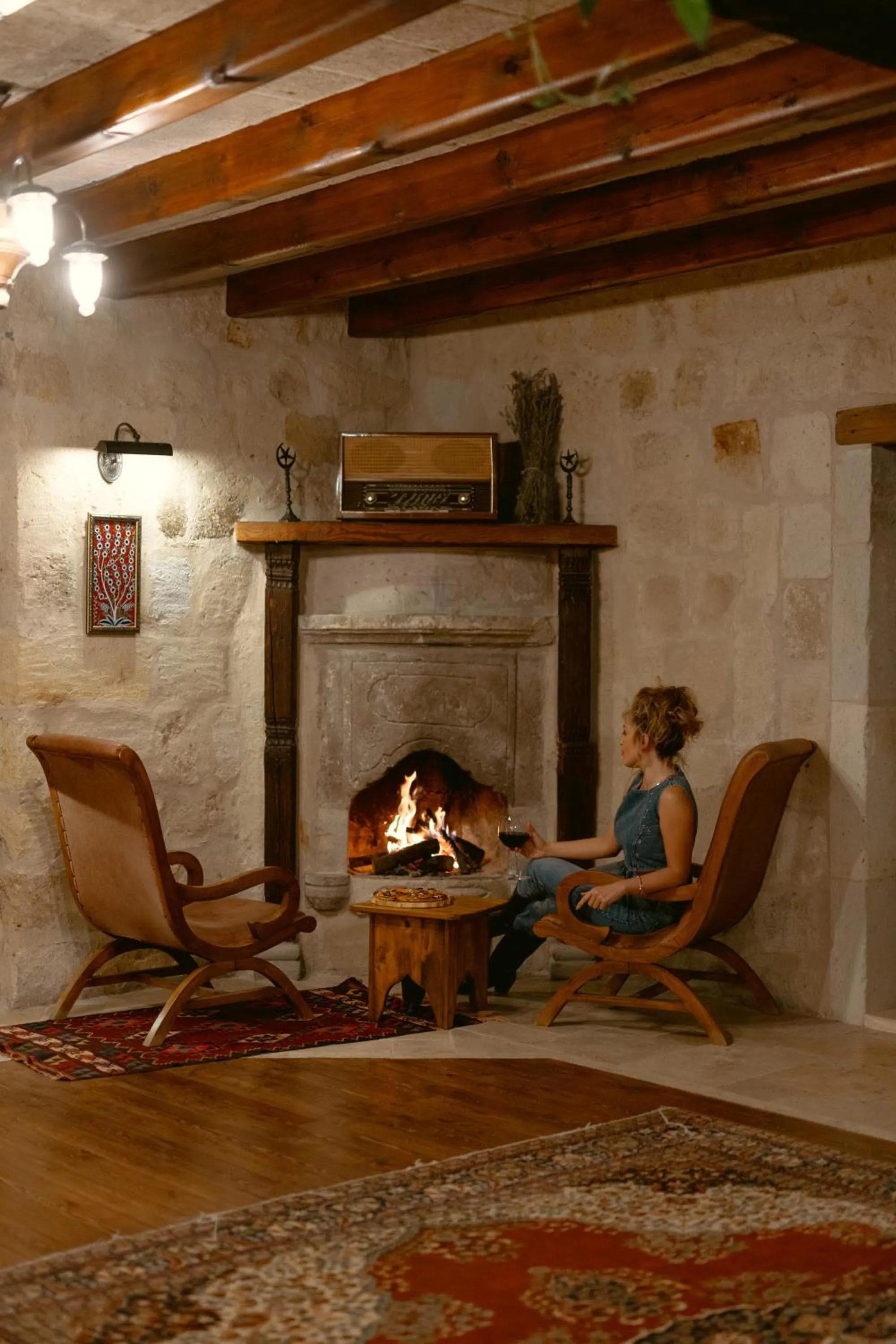 Seating area in Sultan Cave Suites