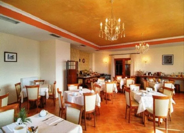 Restaurant/places to eat in Alpen House Hotel & Suites