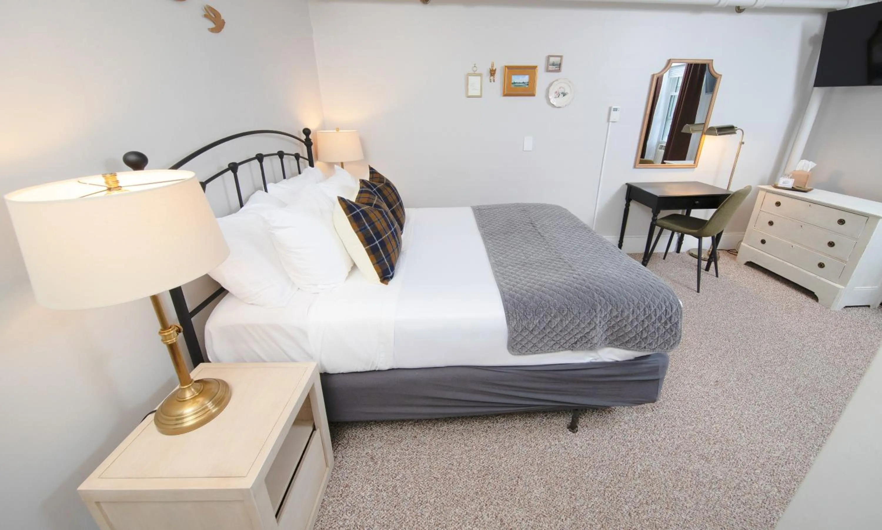 Bedroom, Bed in The New London Inn