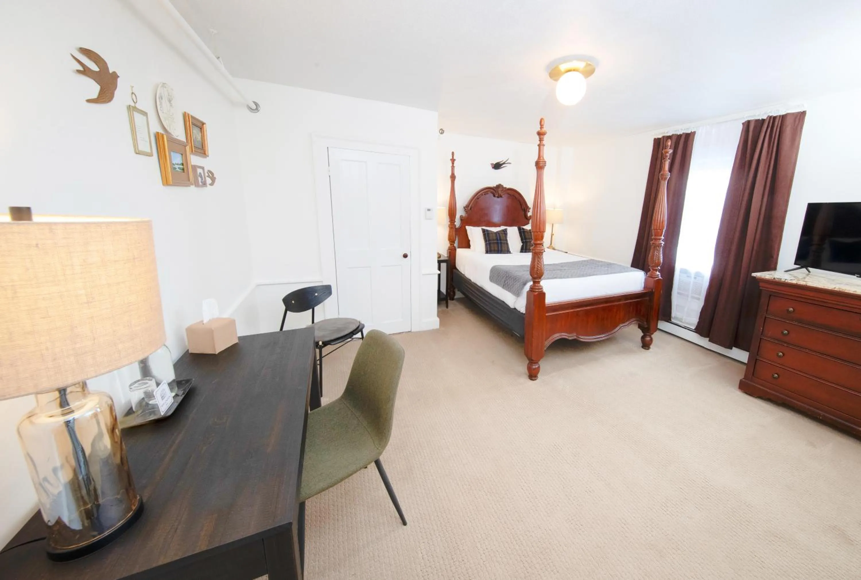 Bedroom, Bed in The New London Inn