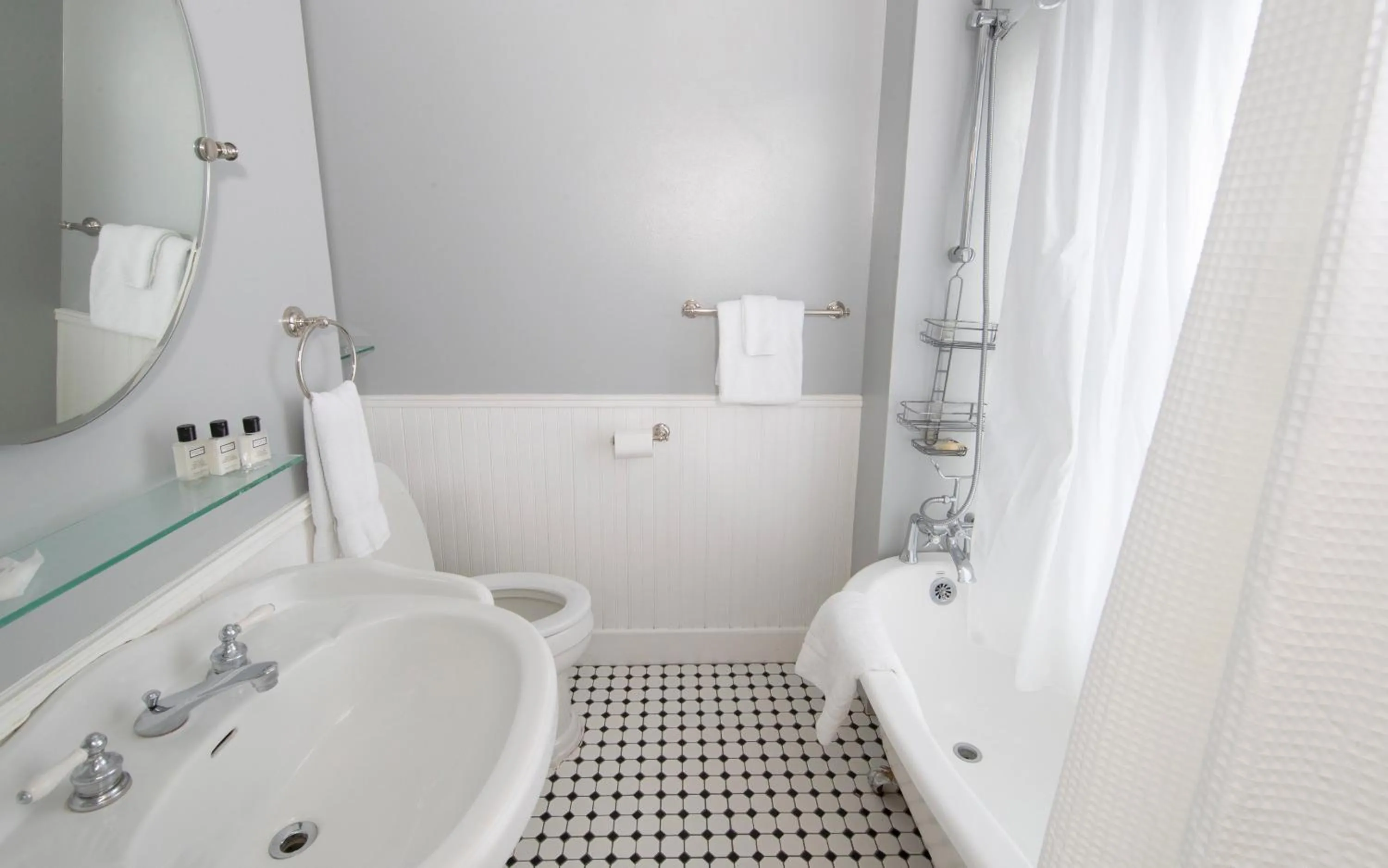Bathroom in The New London Inn