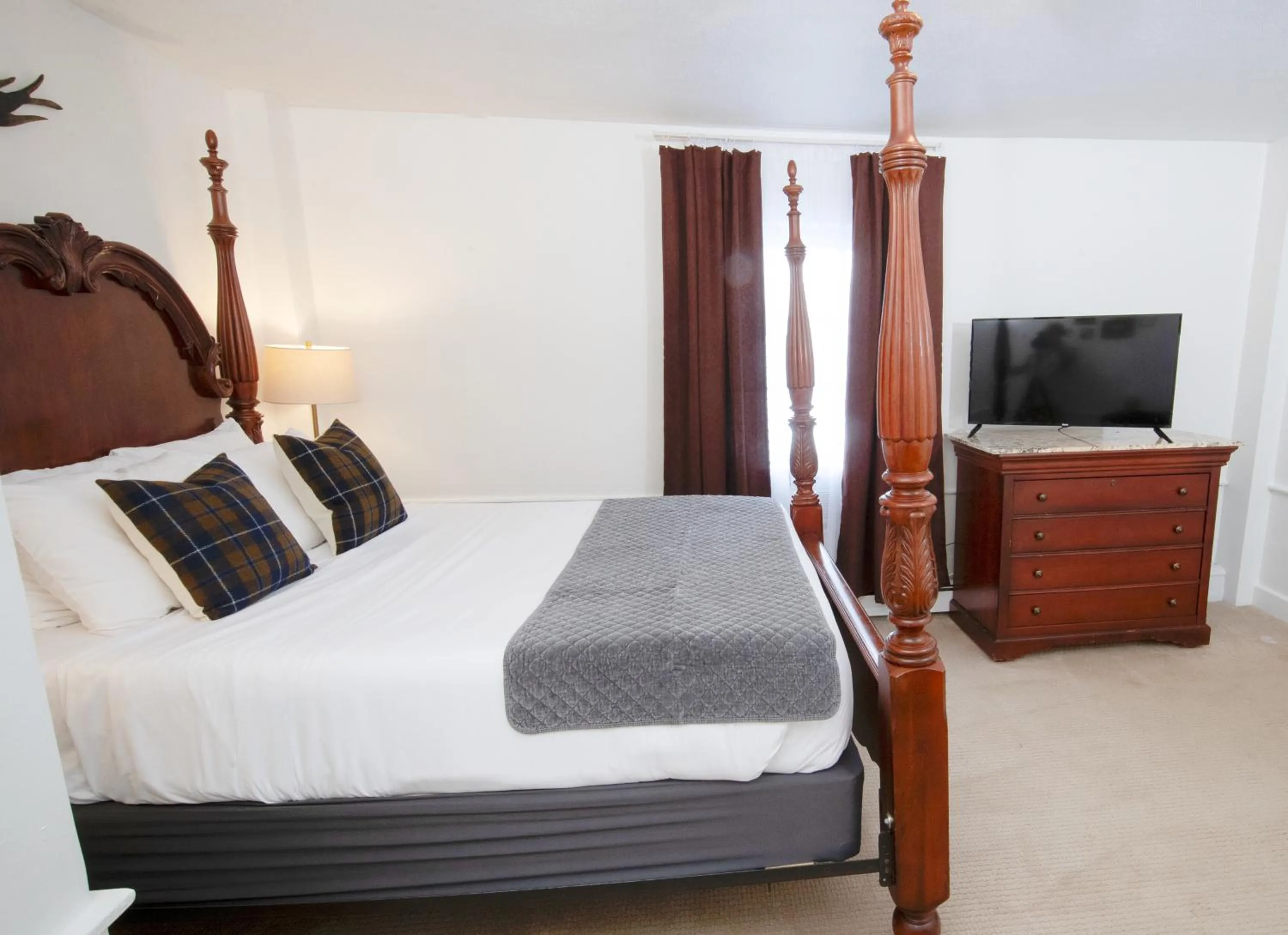 Bedroom, Bed in The New London Inn