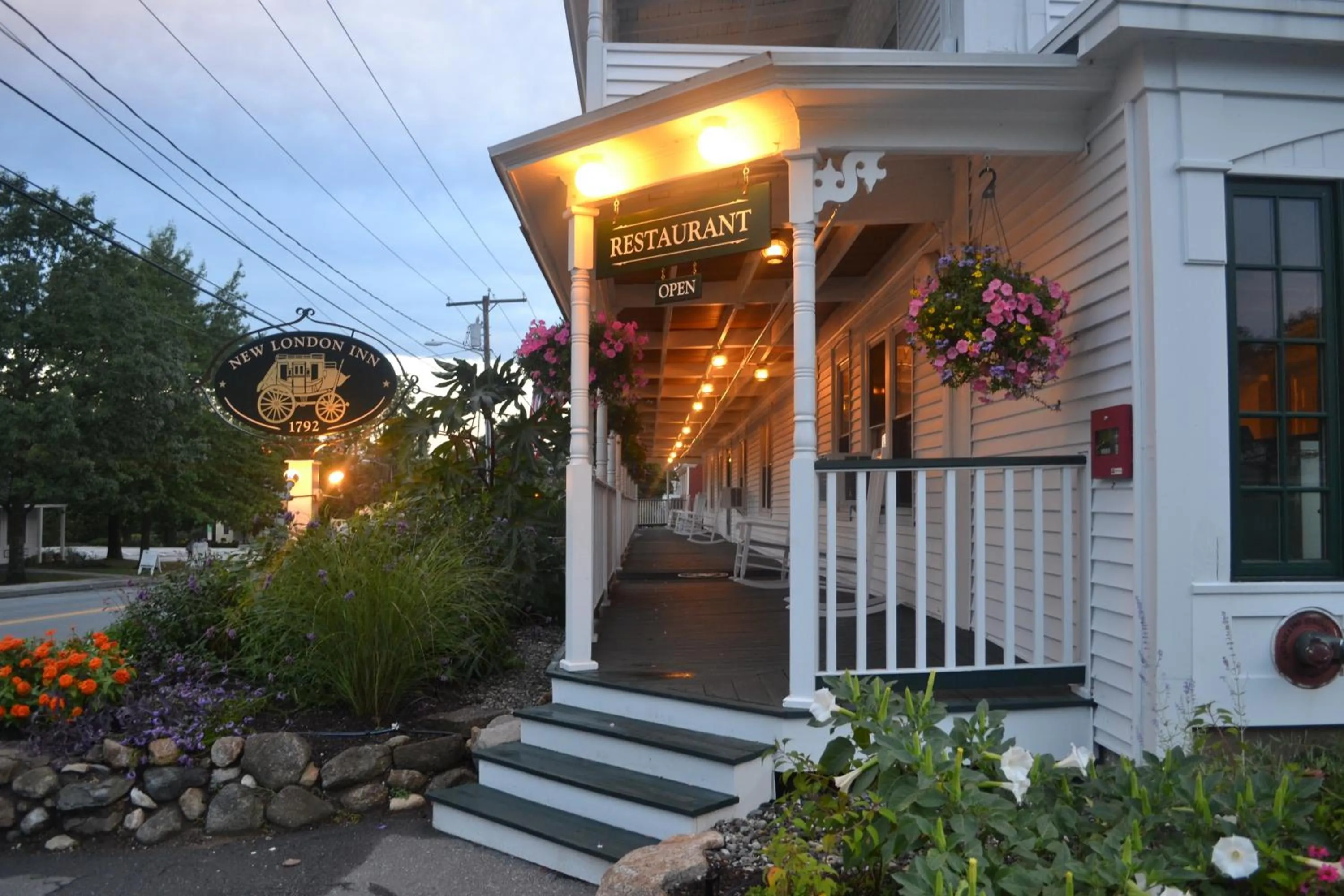 Facade/entrance in The New London Inn